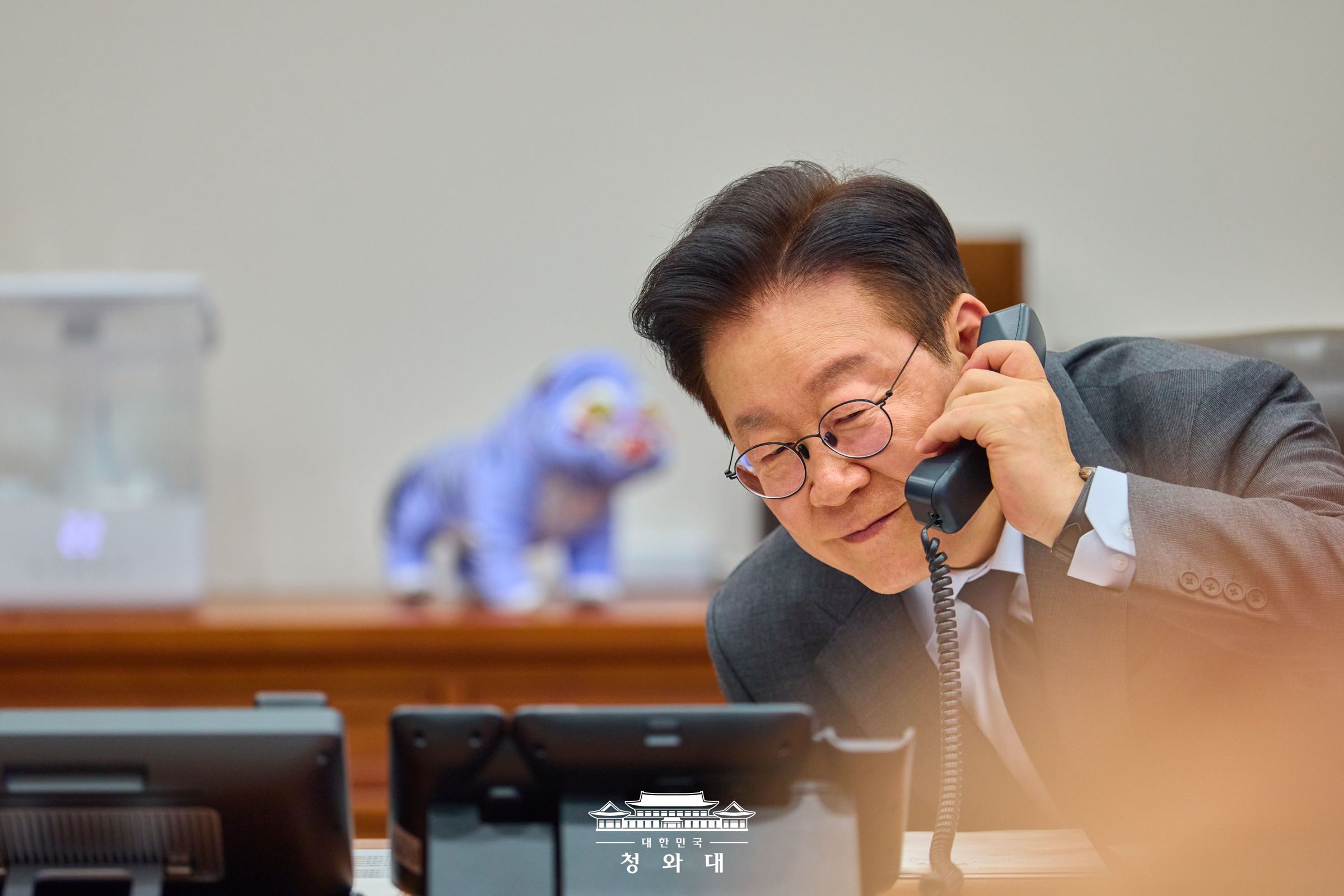 南韓總統李在明在國務會議時抱怨,他上任8個月卻僅完成20%立法,批國會效率低下,讓至府難以做事。(翻攝自臉書@南韓總統府官網)
