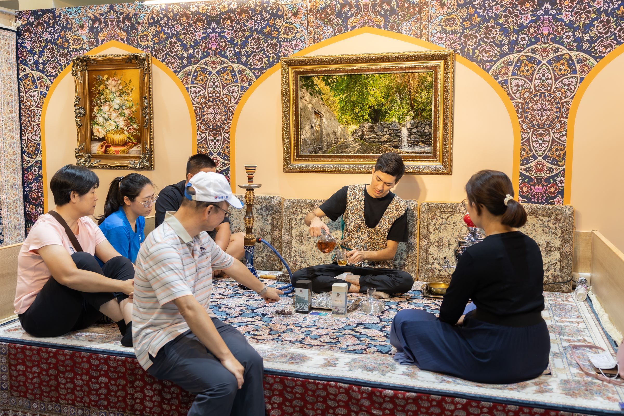 在「國際茶席館」帶你沉浸在異國風情的氛中，並好好享受品茗樂趣。