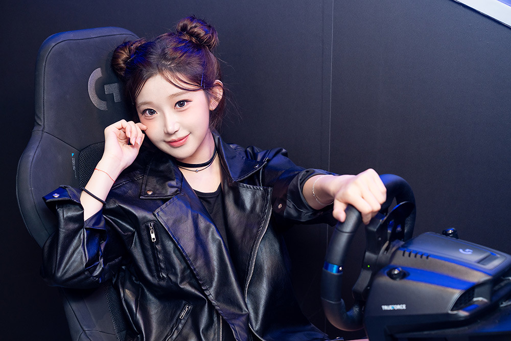 啦啦隊女神李珠珢私下喜歡宅在家玩遊戲，被網友力推。（Logitech 提供）