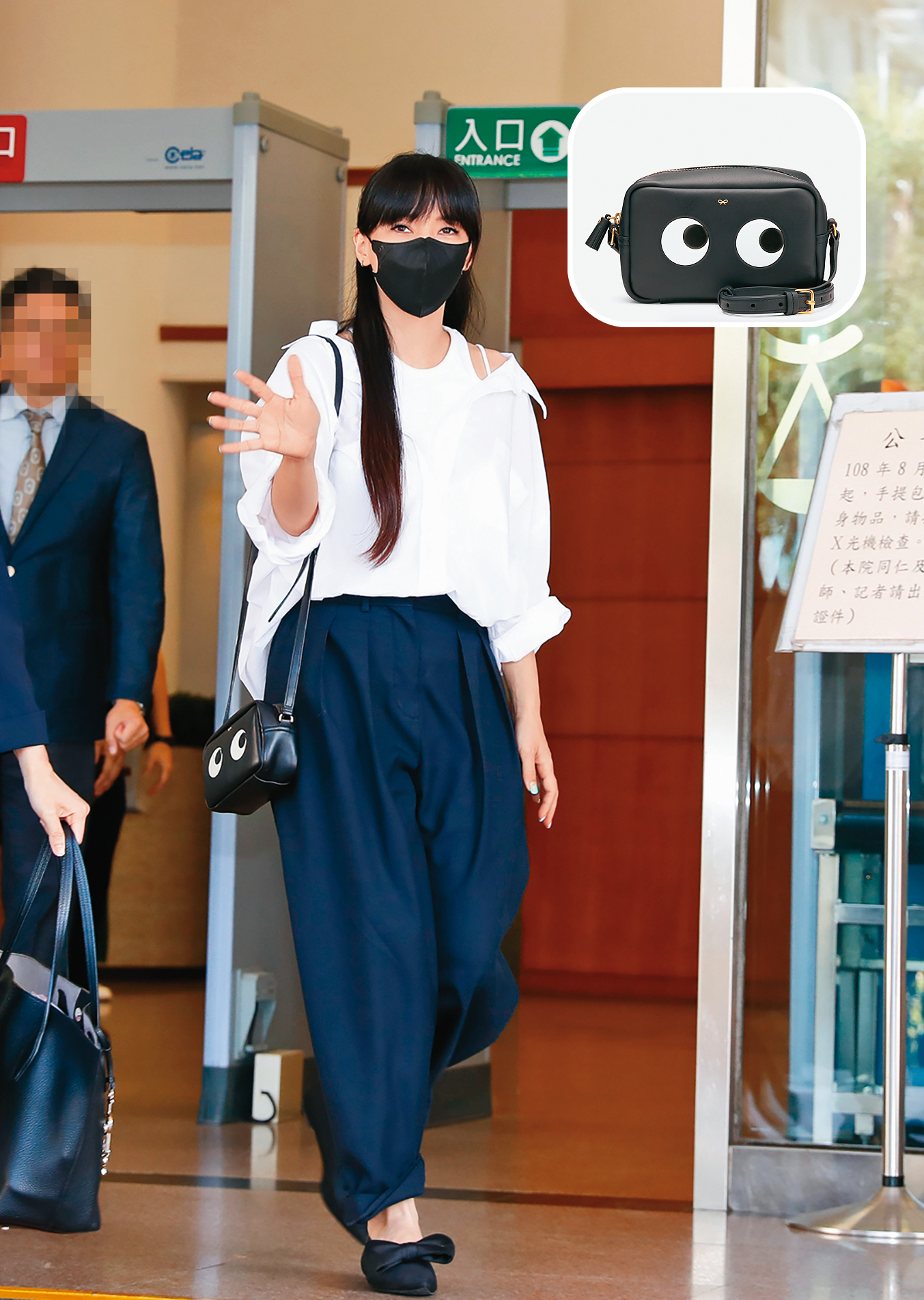 李靚蕾現身新北新店家事法庭，所揹的「表情包」很耐人尋味捏。右上為Anya Hindmarch斜眼相機包，約NT$18,000。（翻攝自Anya Hindmarch官網）