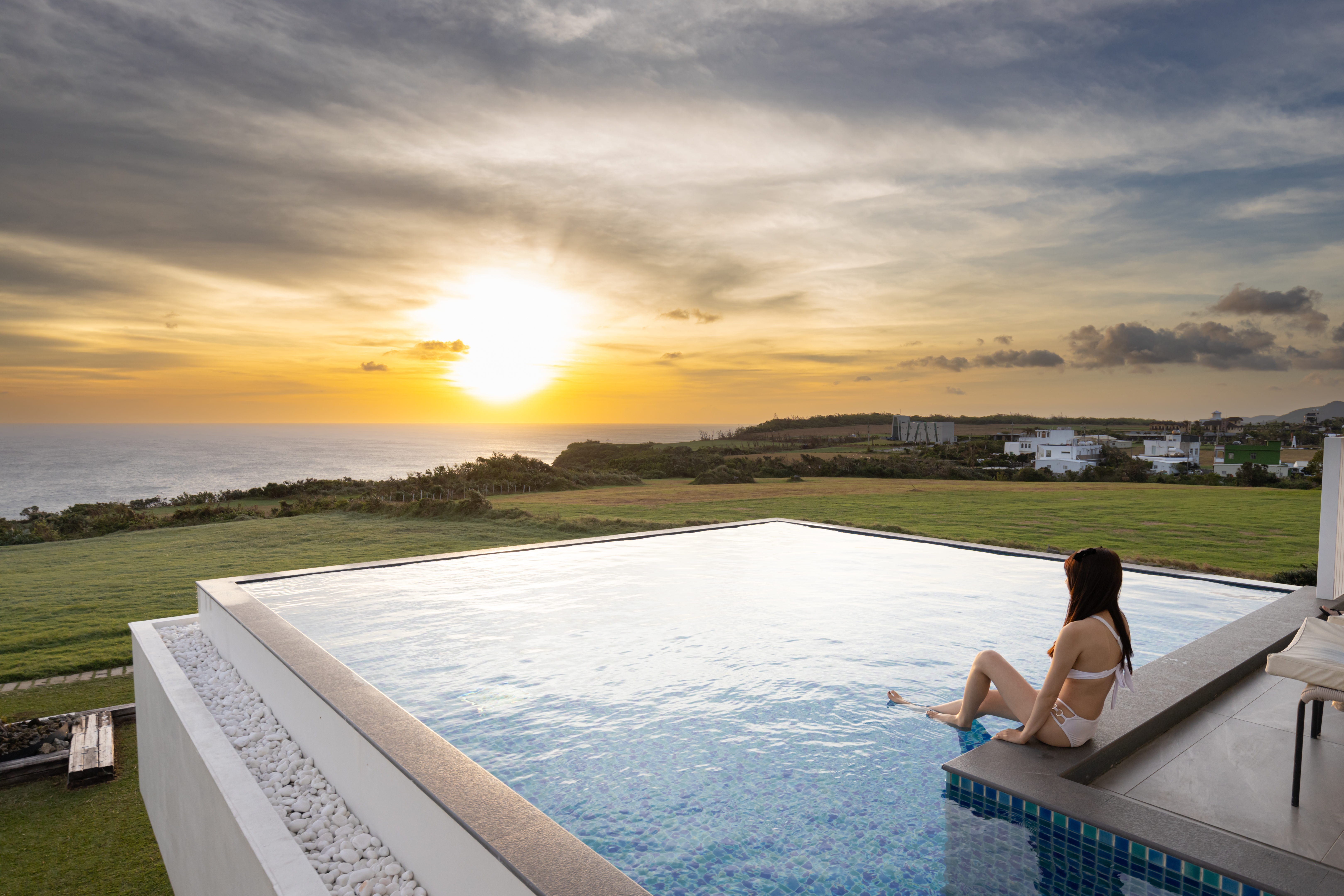 日落時分跳進「日光・嶼南」無邊際泳池，夕陽景致絕美。
