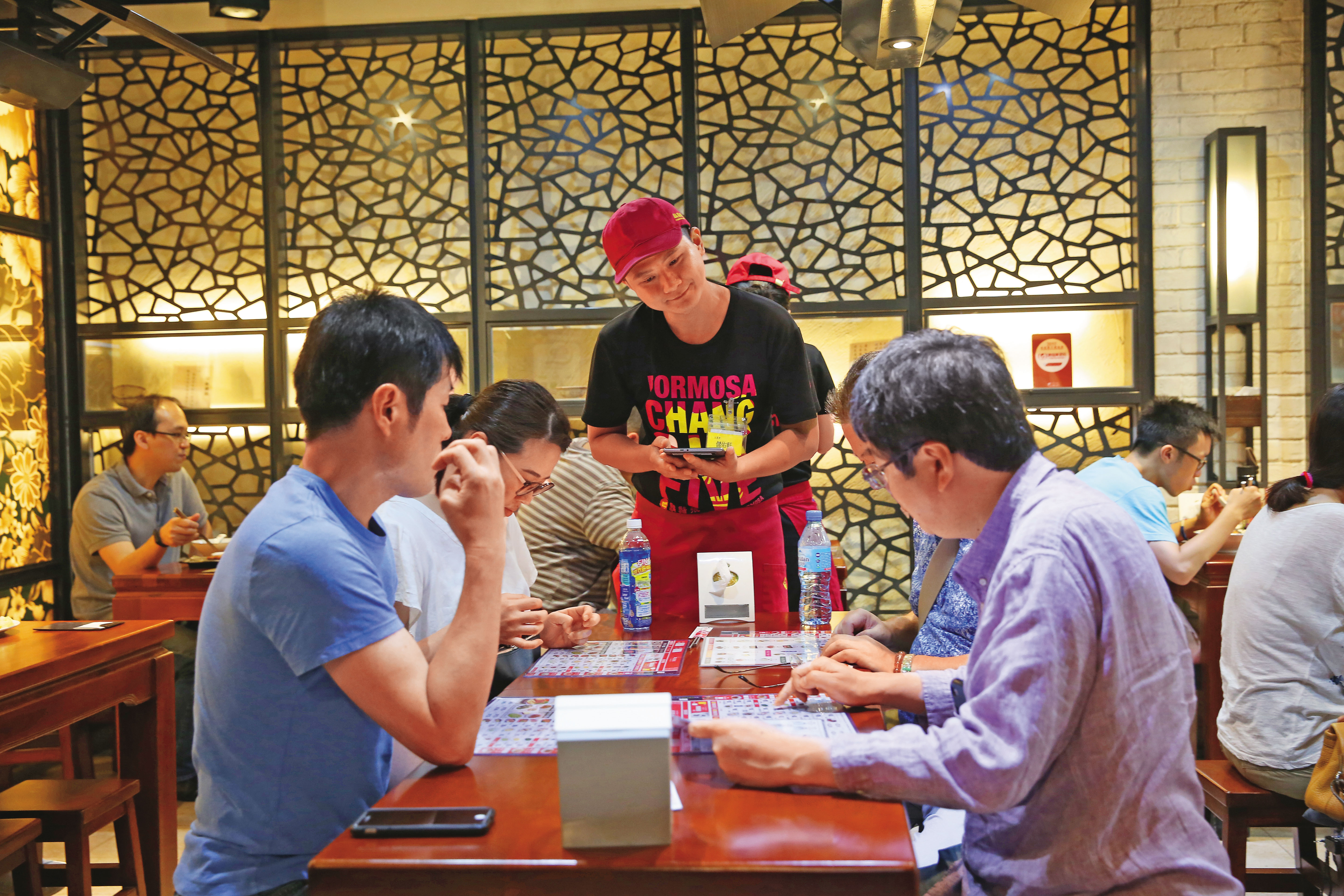 農曆春節前是漲價的敏感時機，不少餐飲業者還在觀望，以防被政府盯上。