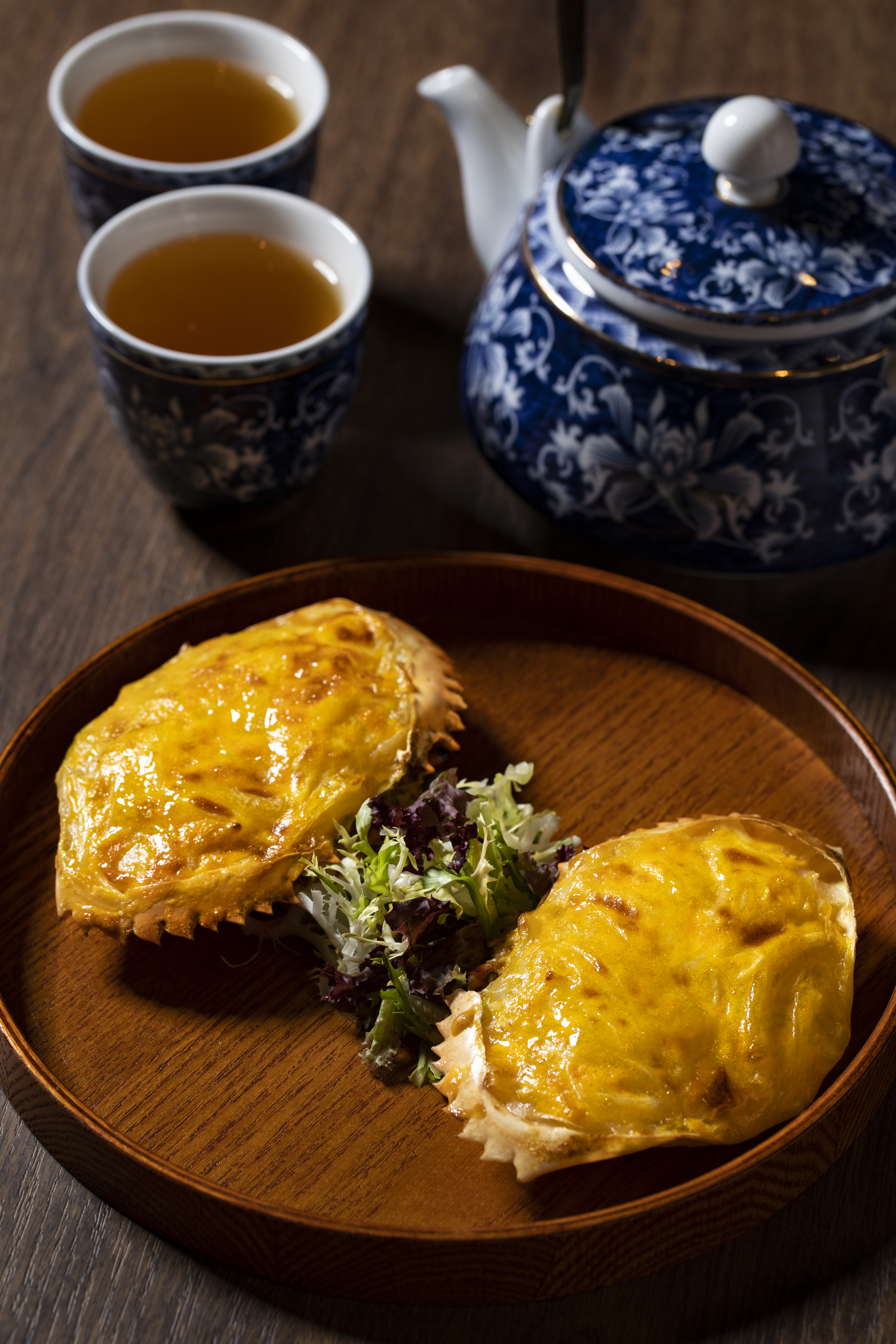 到富臨飯店必嘗的名菜還有「瑤柱焗釀蟹蓋」，一切開便是蟹肉混合乳香的鮮甜。（富臨飯店提供）