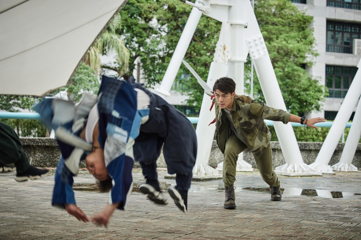 陳昊森沒有功夫底子，但在經過武術指導的訓練和動作設計後，鏡頭前竟也有模有樣。（良人行提供）