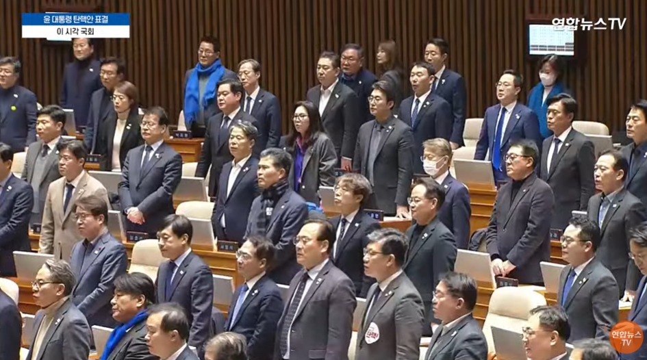 共同民主黨黨團領袖朴贊大帶領在野黨議員一一唱名國民力量議員，喊話「回來投票」。（翻攝自YouTube@연합뉴스TV）