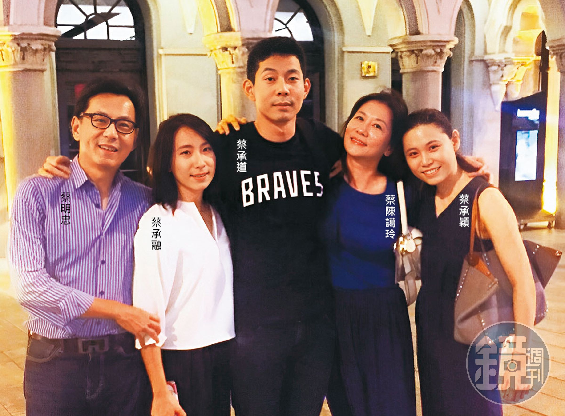 蔡明忠和太太陳藹玲育有2子2女，家人感情緊密。（讀者提供）