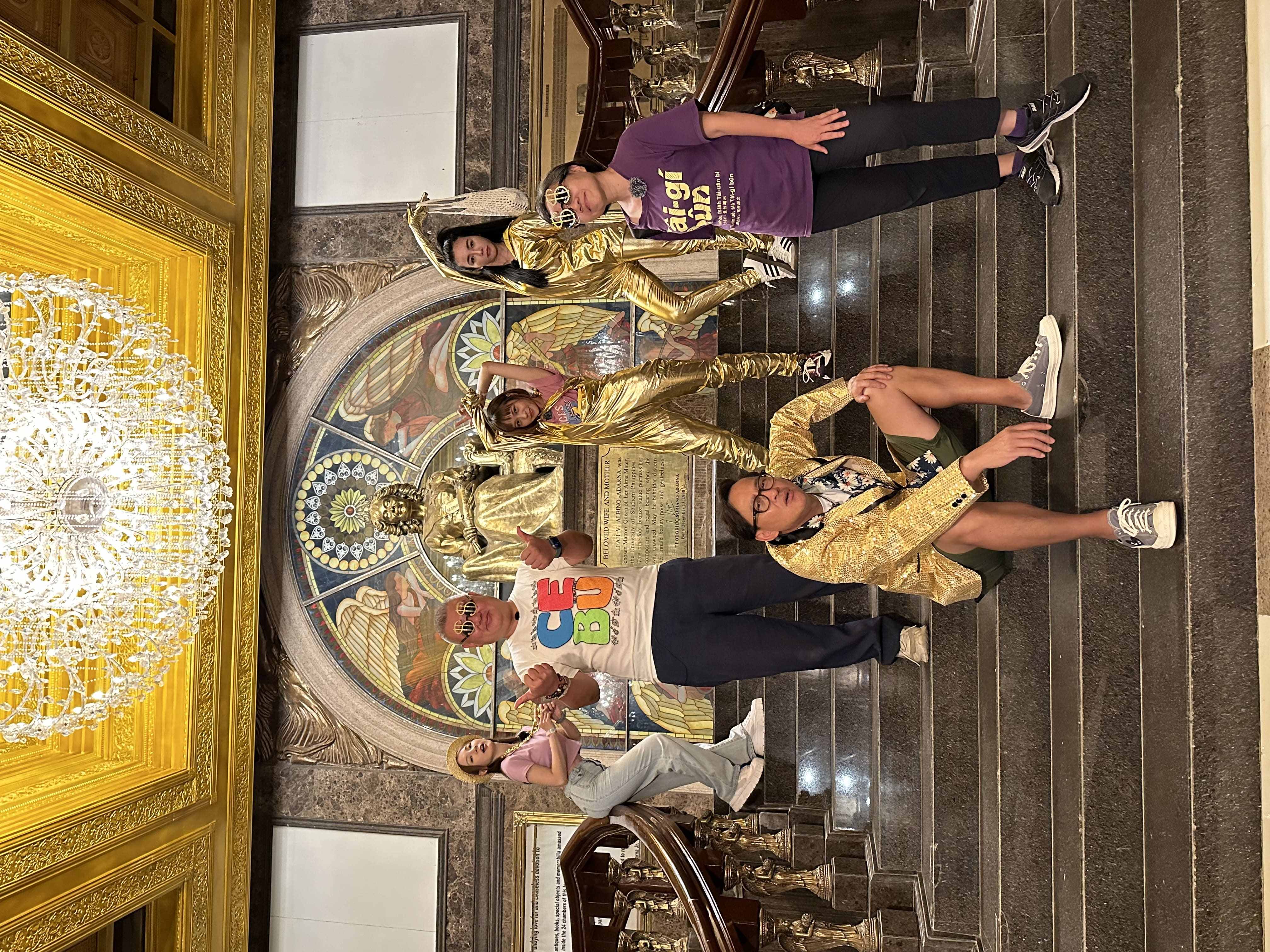 在地台灣人陳協鴻帶大家去莉亞神殿，詹姆士建議大家打扮成金光閃閃樣，組一團金光閃閃團。（公視台語台提供）