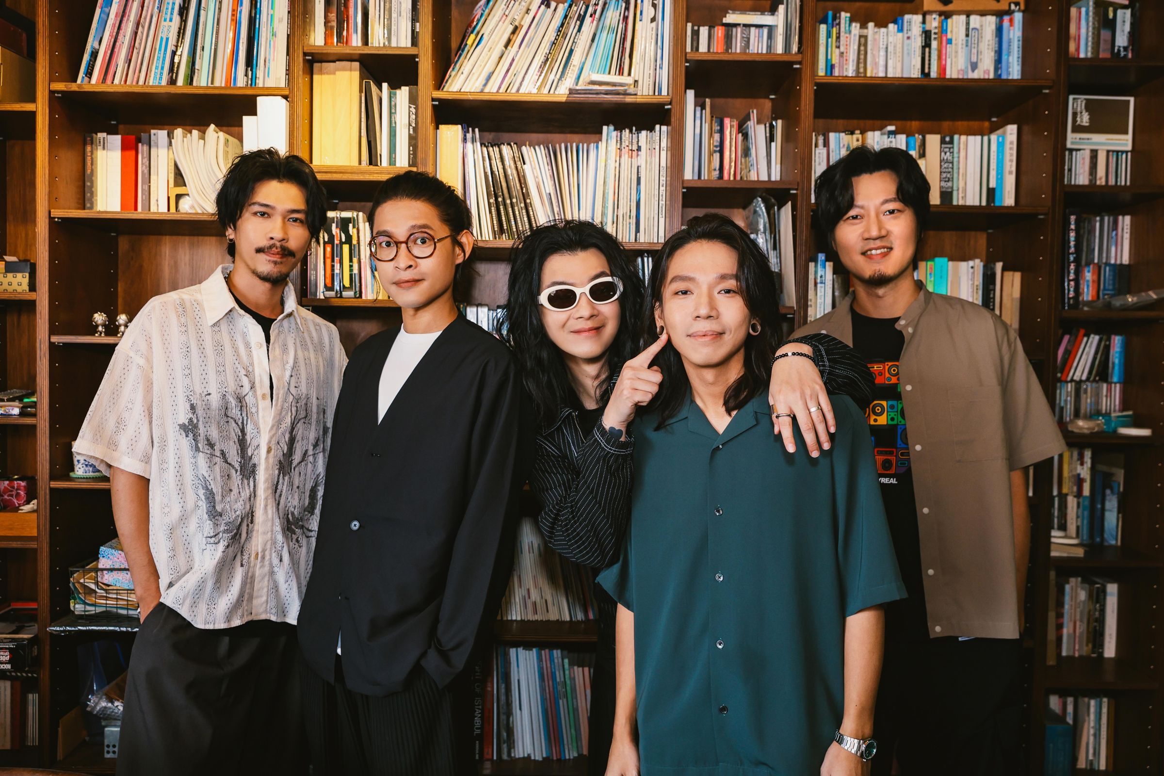 麋先生MIXER新歌〈散散步〉是送給貝斯手以諾當爸的驚喜禮物，以諾太太音準音感超出色，聖皓稱讚「唱得比我們貝斯手還好！」（相信音樂提供）