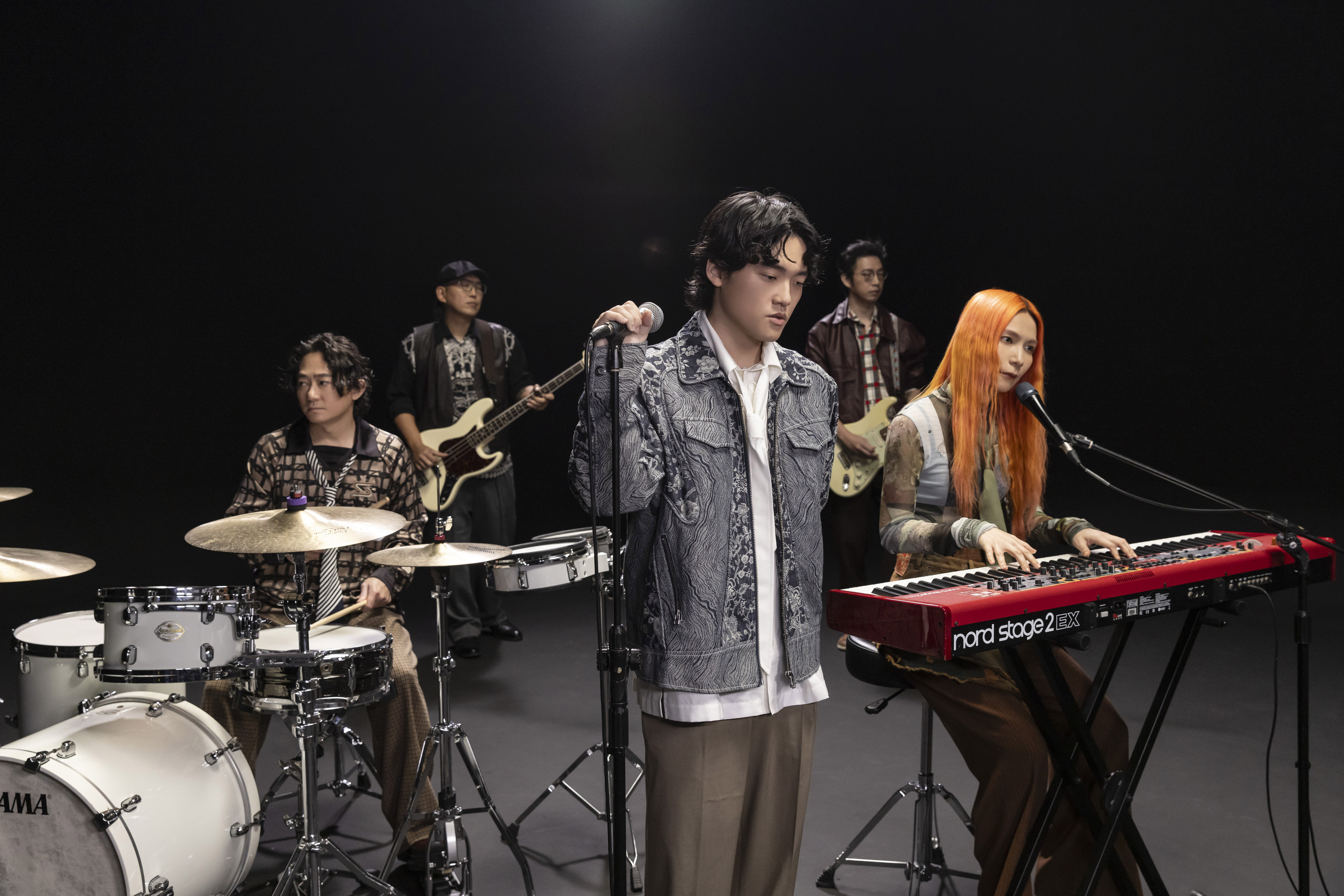 Tizzy Bac〈失去做夢能力的人們〉MV構築夢境超現實奇幻。（相信音樂提供）