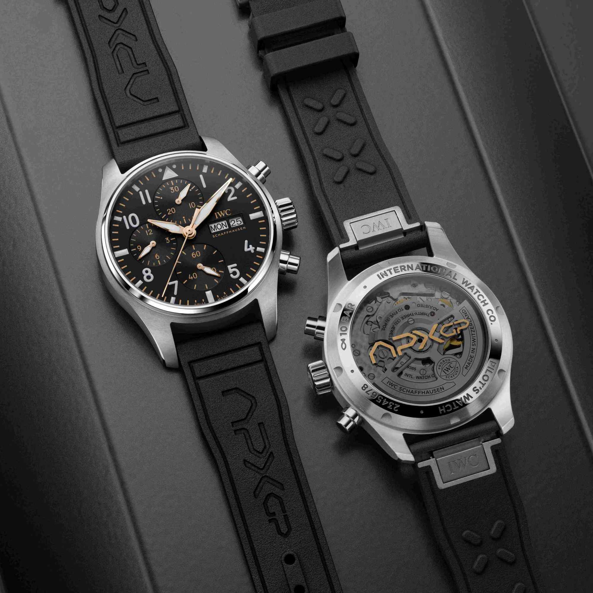 IWC Pilot’s Watch Chronograph APXGP 此錶以43毫米飛行員計時腕錶為基礎，設計成為《F1電影》中APXGP虛構車隊的官方贊助品牌，黑、金與白色的設計配搭，靈感源自賽車團隊配色與賽車外觀。配備EasX-CHANGE®錶帶更換系統，無需任何工具即可更換錶帶。內部搭載69385自動上鏈機芯，具有雙向棘爪上鏈系統，能高效地在主發條中積累46小時的動力儲存。另有41毫米尺寸錶款。 功能：時、分、小秒針指示；日期、星期顯示；計時碼錶 機芯：自動上鏈機芯 定價：約NT$229,000（43mm款）；約NT$220,000（41mm款）