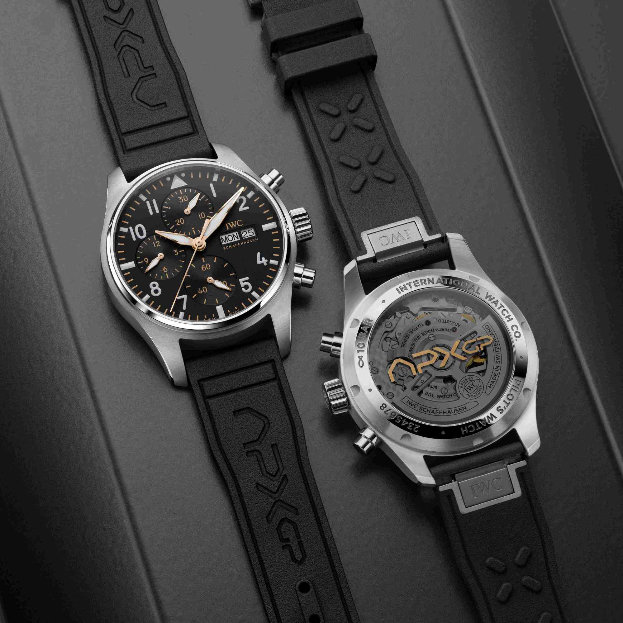 IWC Pilot’s Watch Chronograph APXGP 此錶以43毫米飛行員計時腕錶為基礎,設計成為《F1電影》中APXGP虛構車隊的官方贊助品牌,黑、金與白色的設計配搭,靈感源自賽車團隊配色與賽車外觀。配備EasX-CHANGE®錶帶更換系統,無需任何工具即可更換錶帶。內部搭載69385自動上鏈機芯,具有雙向棘爪上鏈系統,能高效地在主發條中積累46小時的動力儲存。另有41毫米尺寸錶款。 功能:時、分、小秒針指示;日期、星期顯示;計時碼錶 機芯:自動上鏈機芯 定價:約NT$229,000(43mm款);約NT$220,000(41mm款)