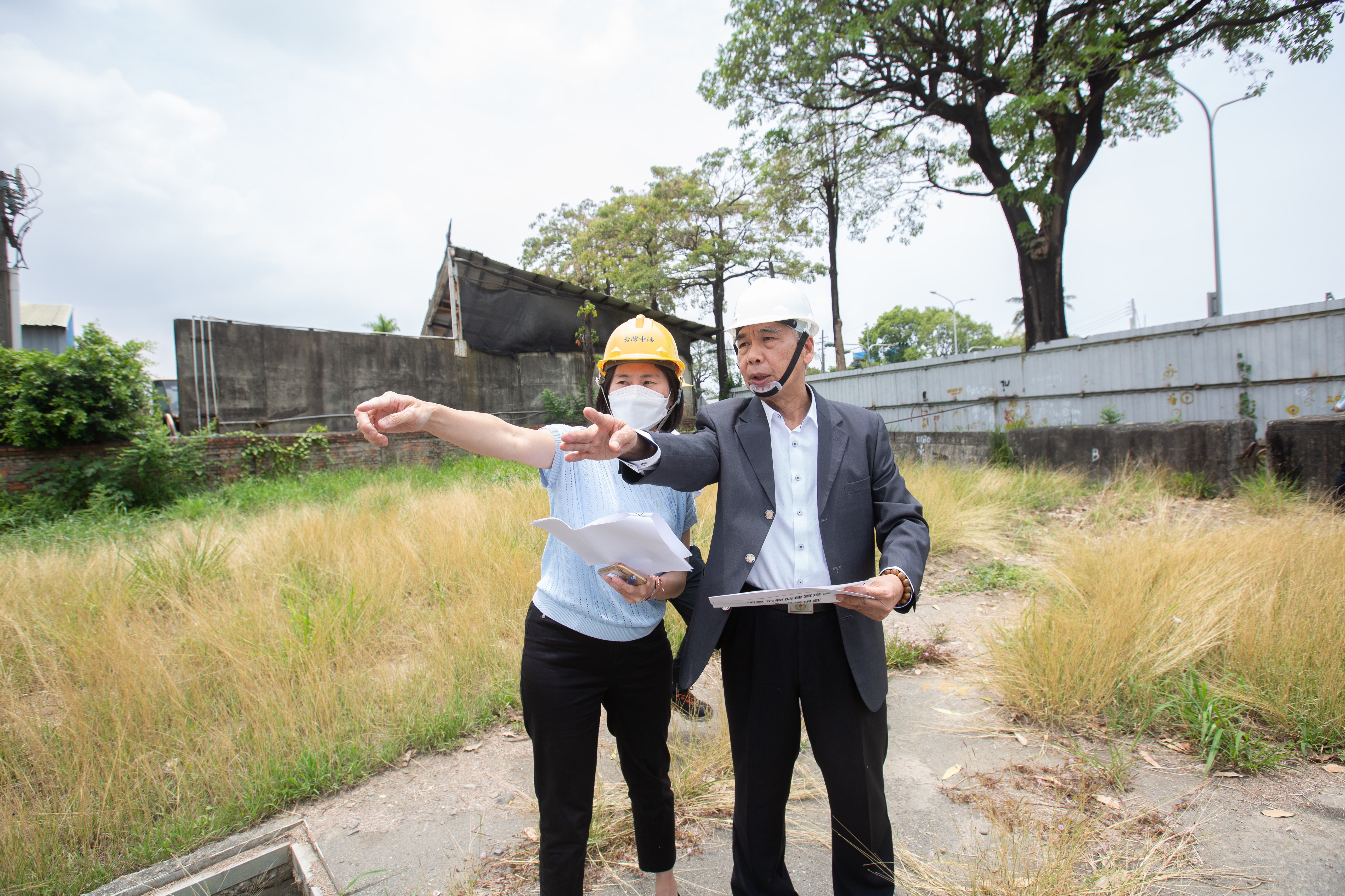 安全認證成為氫能產業普及關鍵，中油首座加氫示範站落腳高雄後，德國萊因也正配合中油在台北建置下一座加氫站。右為台灣中油董事長李順欽，在未來加氫站可能用地。（本刊資料照）