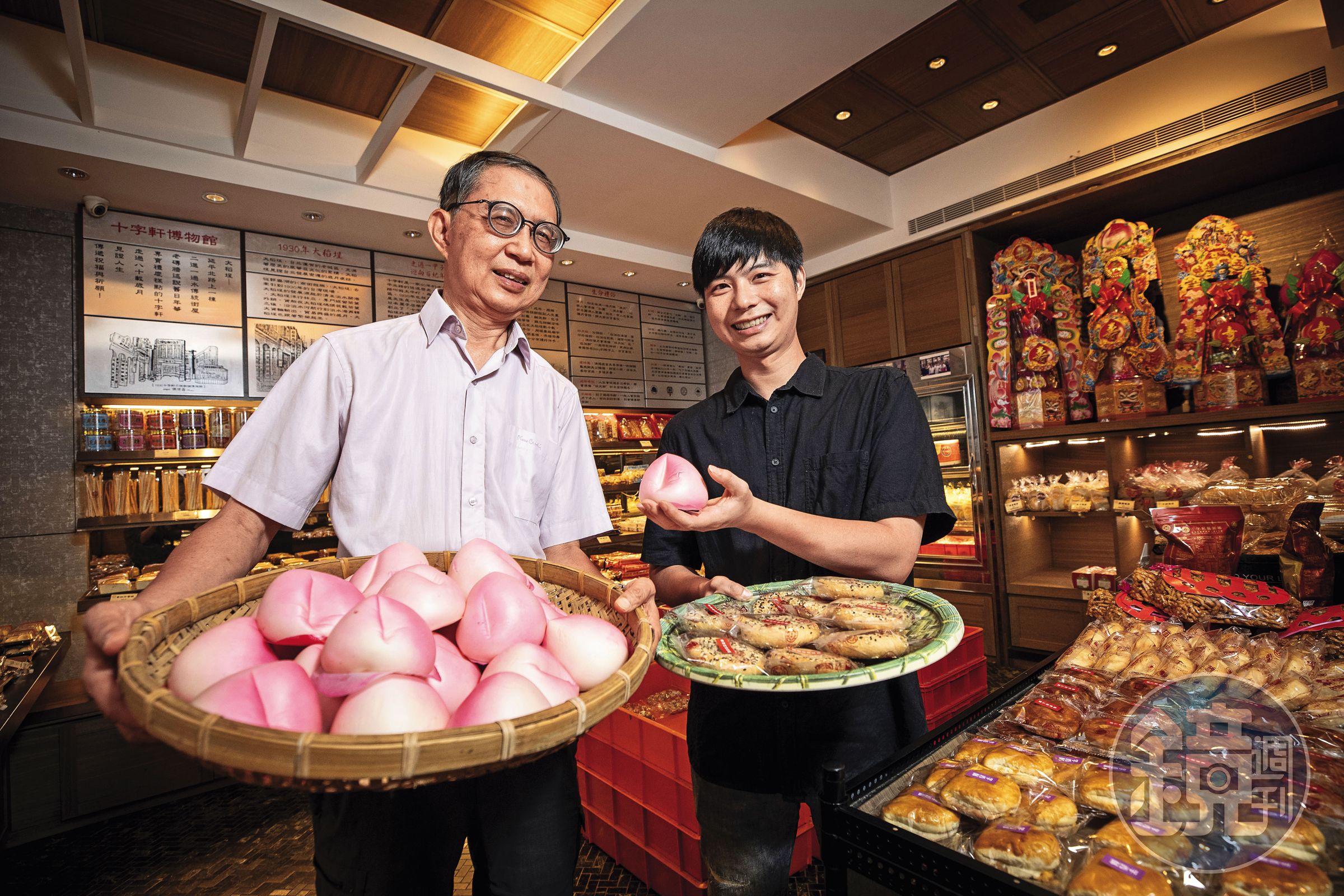 邱獻德（左）與兒子邱易為（右）以傳統與創新的產品並行，守護老店邁向百年。