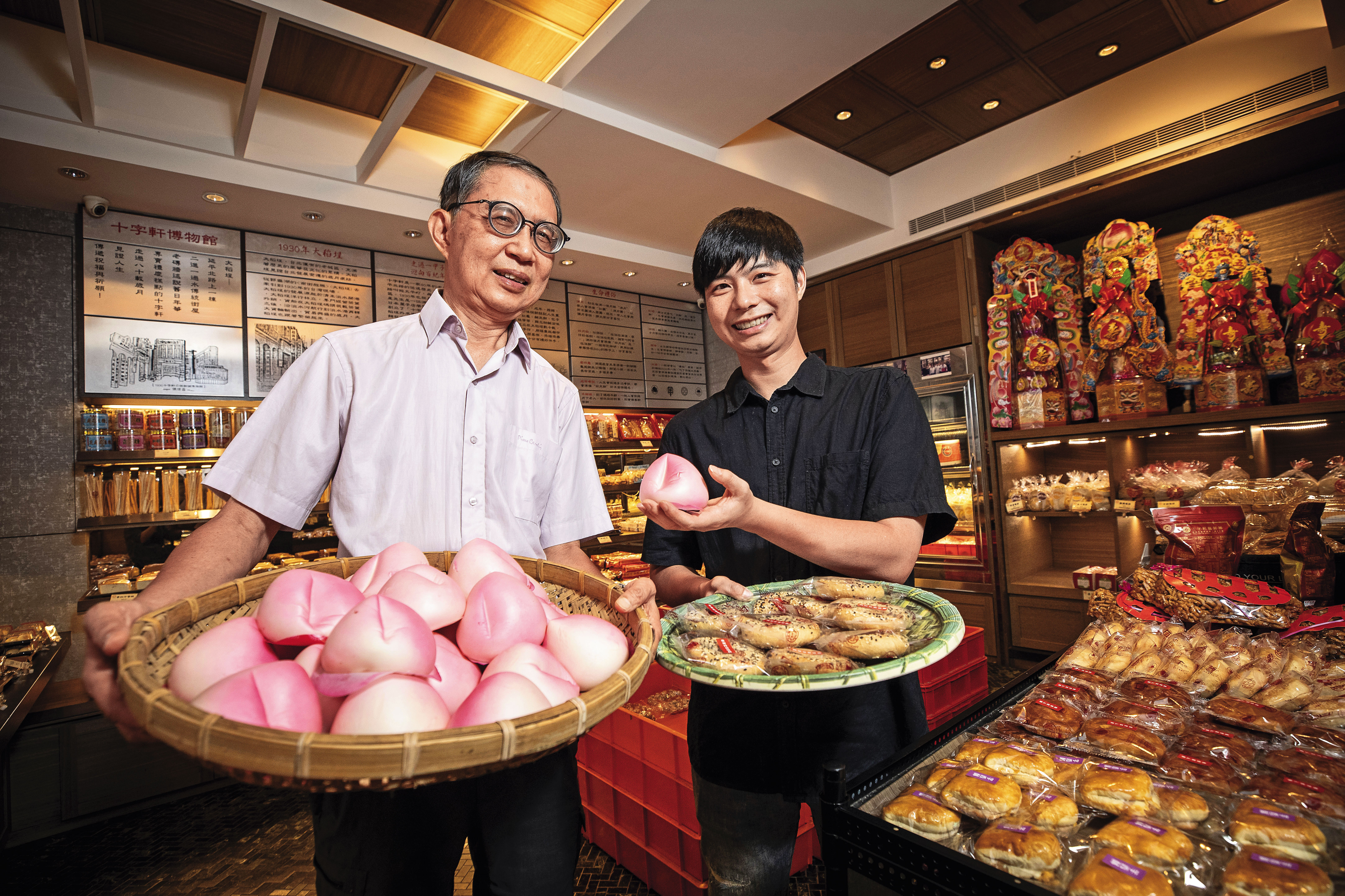 邱獻德（左）與兒子邱易為（右）以傳統與創新的產品並行，守護老店邁向百年。