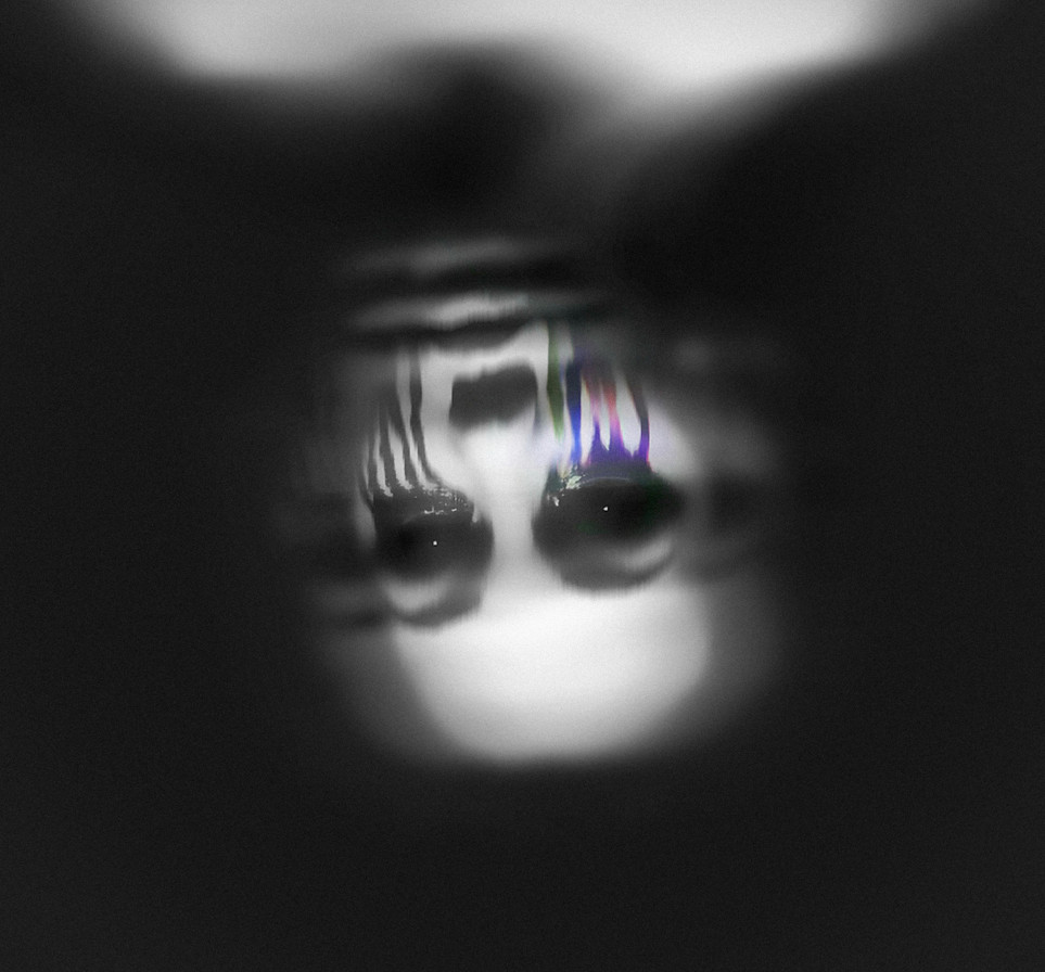 名嘴透露東港警分局員警偵辦死亡車禍案件時曾遇過靈異事件,驚見女鬼從天花板倒吊,死盯著他看。(示意圖,pexels)