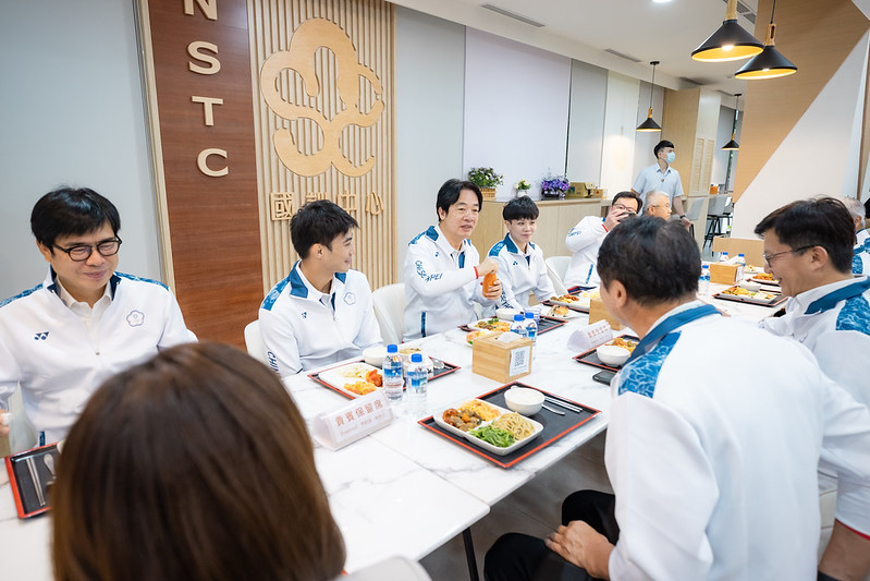 賴清德日前出席2024年第33屆巴黎奧林匹克運動會代表團授旗典禮，與選手們一同用餐。（總統府提供）
