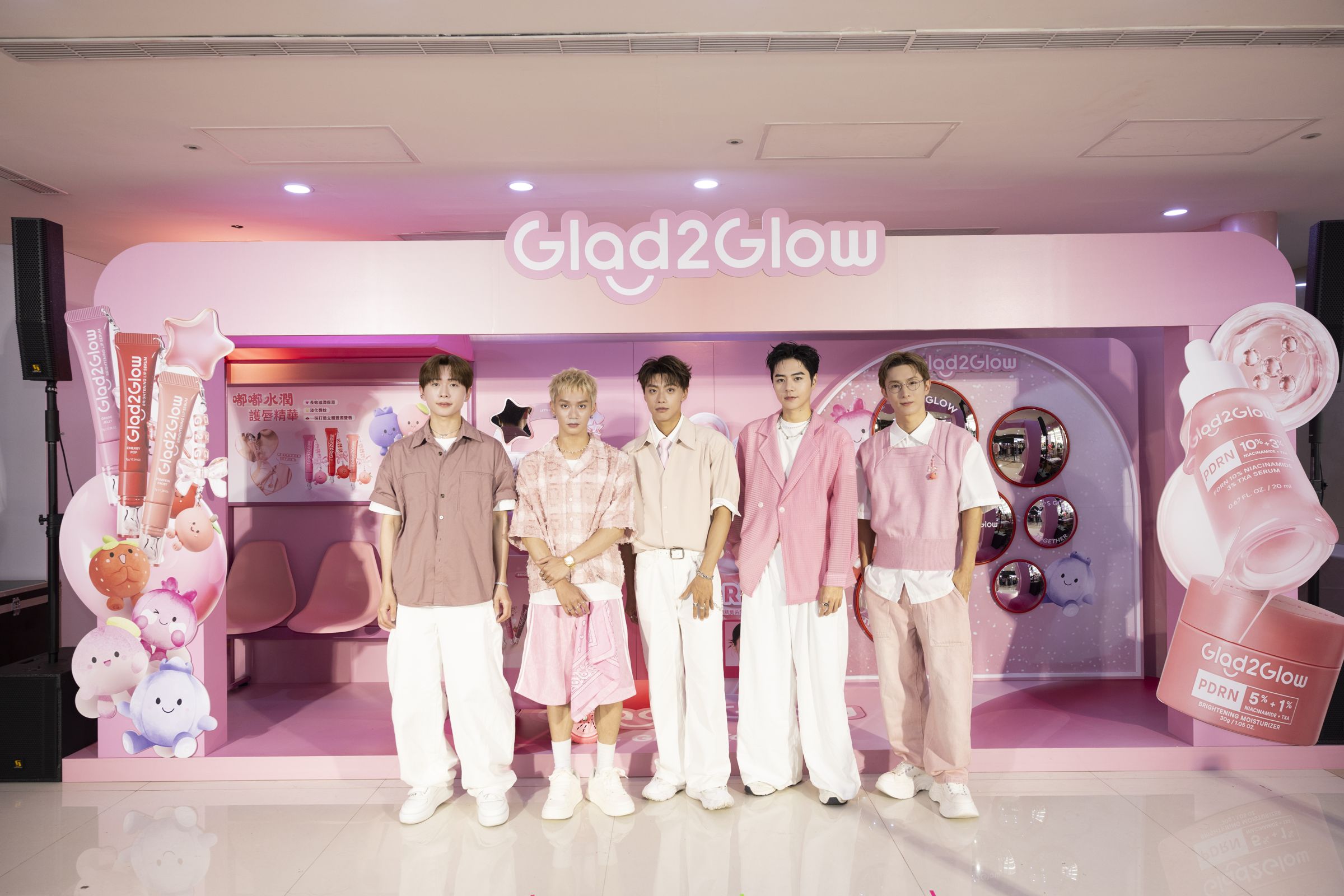 (左起)主持人浩文、 Ozone成員佳辰、子翔、文廷、主持人阿本,出席「Glad2Glow x Ozone特派一日店長」活動,現場各自挑選最想推薦給粉絲的Glad2Glow產品,分享愛用品與保養心得,並向粉絲傳達心意。(圖片提供: Glad2Glow)