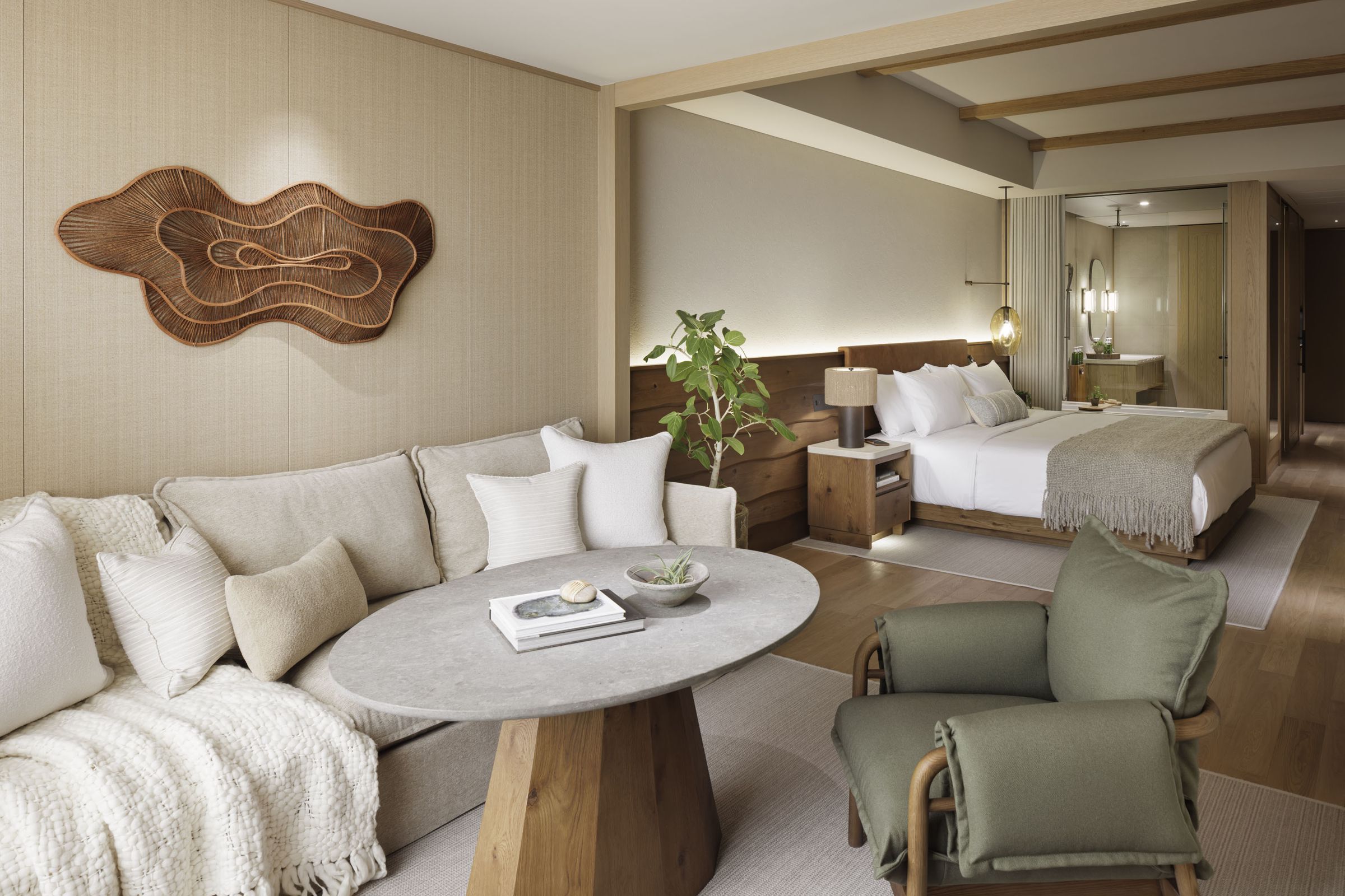 Tower King Room的起居空間結合寬敞格局與大面窗景設計,打造舒適且具開闊視野的住宿環境。(1 Hotels提供)