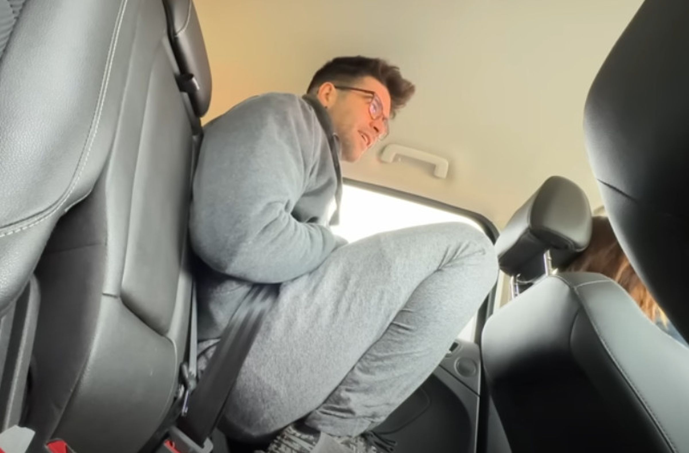 Pigmie搭車時也是採用半蹲方式。(翻攝YT頻道pigmie)