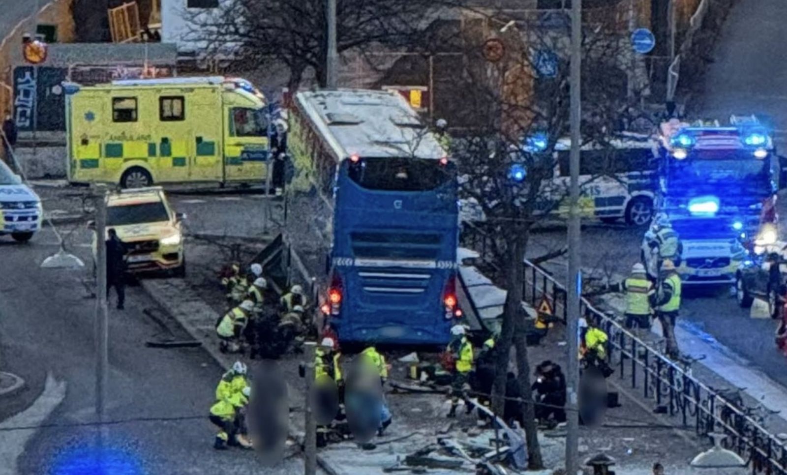 有片/雙層公車為何突衝向人群?瑞典市中心「失控事故釀3死3傷」 驚悚畫面曝