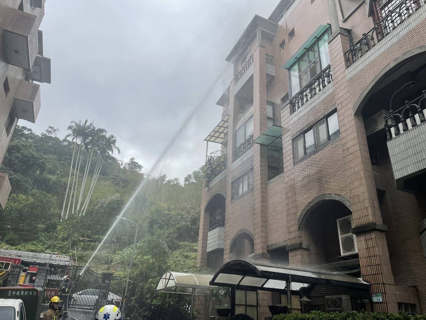 士林某民宅午間火警，1名8歲男童OHCA送醫救回一命。（翻攝記者爆料網）