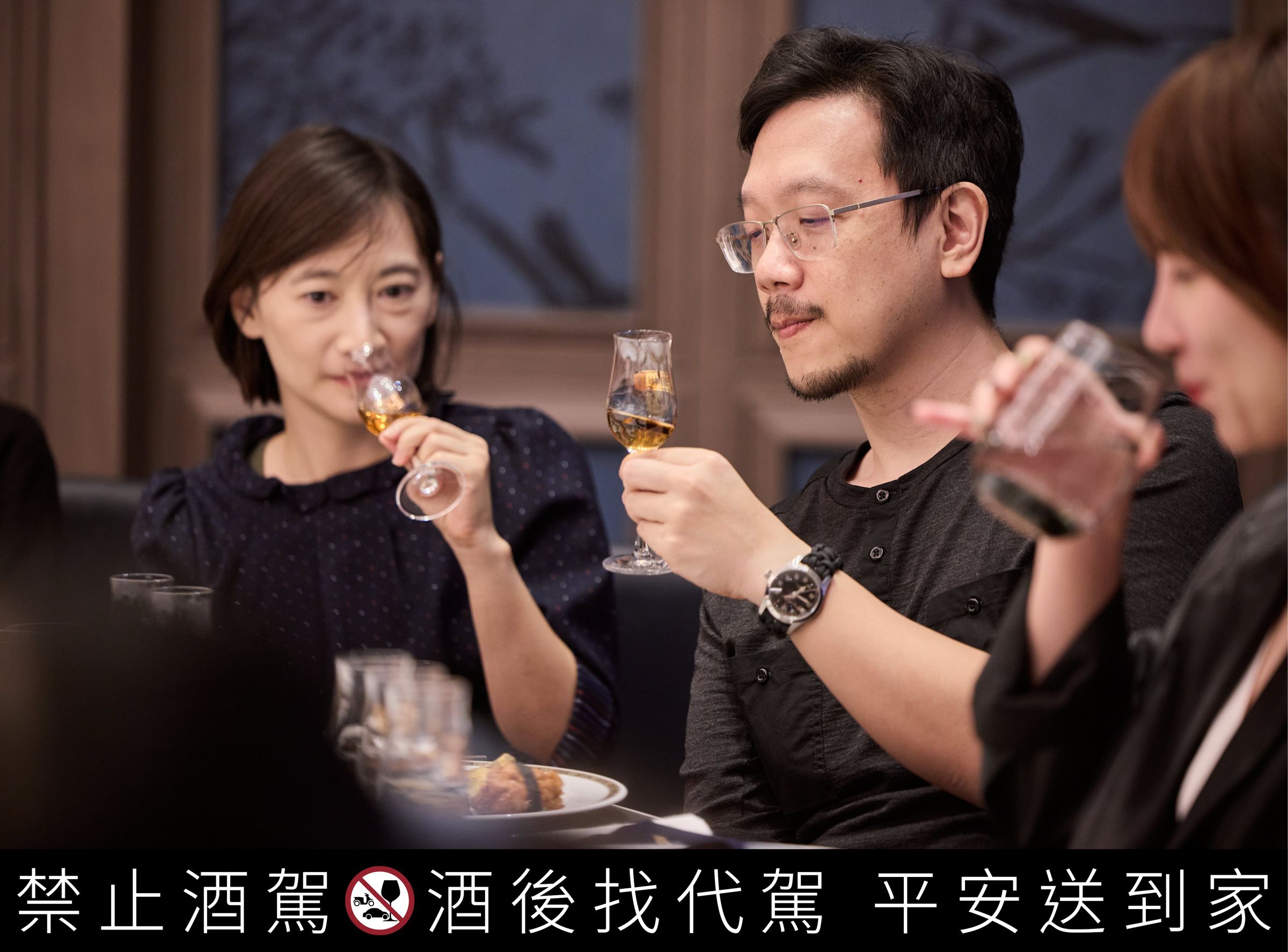 人氣YouTube頻道《那些電影教我的事》水ㄤ水某也受鉑仕麥之邀,赴會品酩、賞錶。