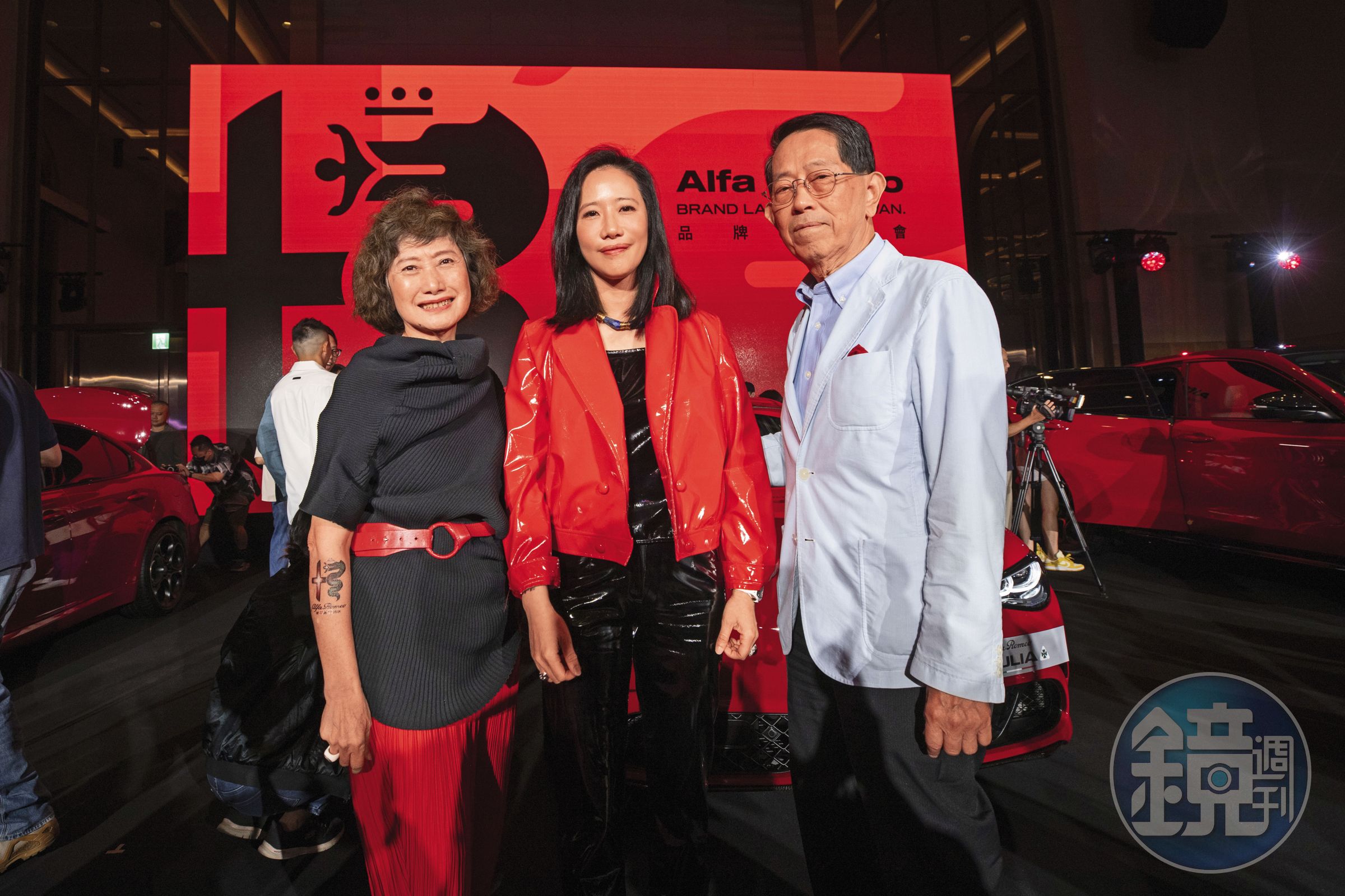 高易誼（中）的父親、也就是義美董事長高志尚（右），還有母親歐瑞雲（左），是她揮軍汽車業的二大支柱。