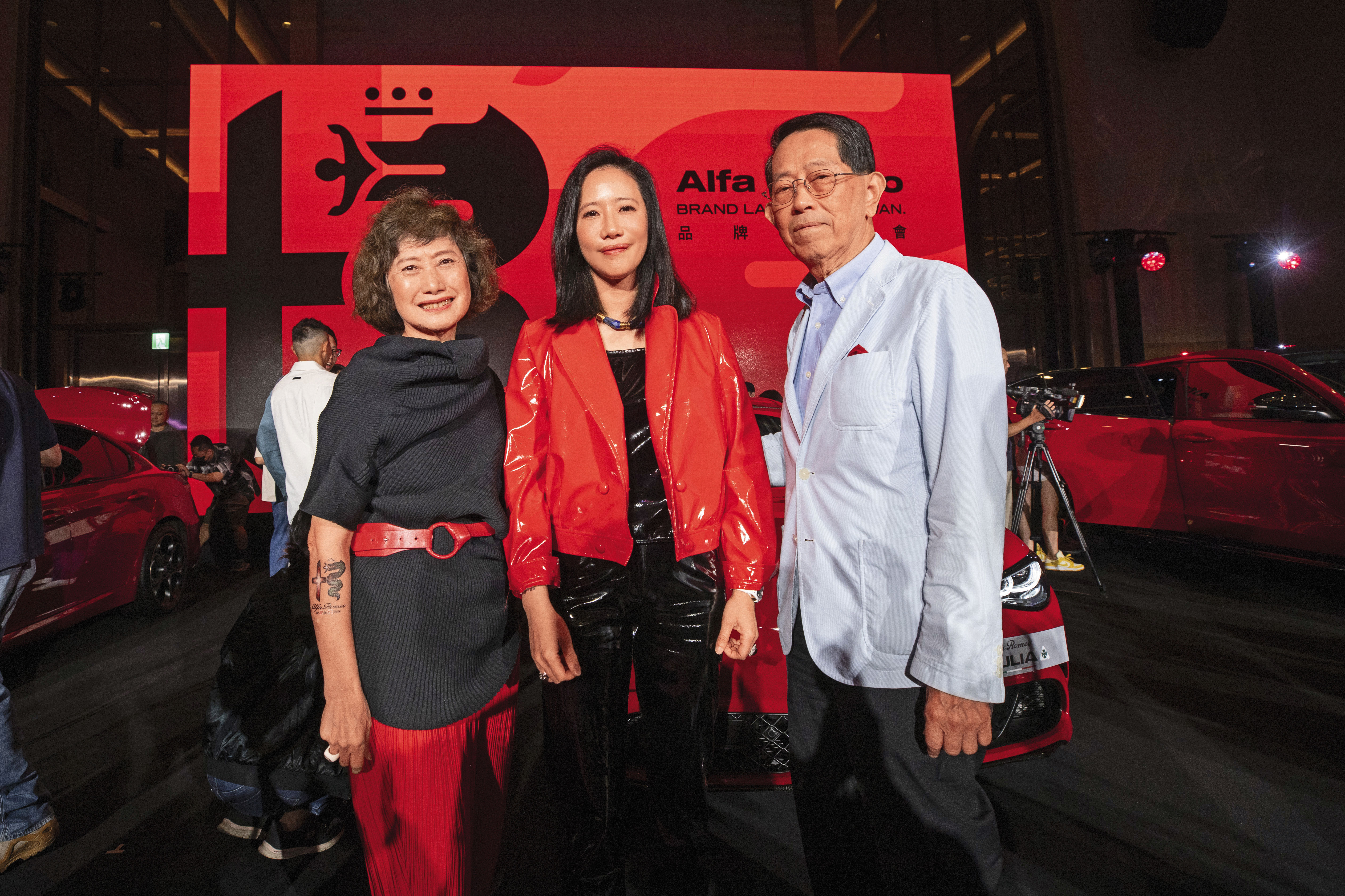 高易誼（中）的父親、也就是義美董事長高志尚（右），還有母親歐瑞雲（左），是她揮軍汽車業的二大支柱。