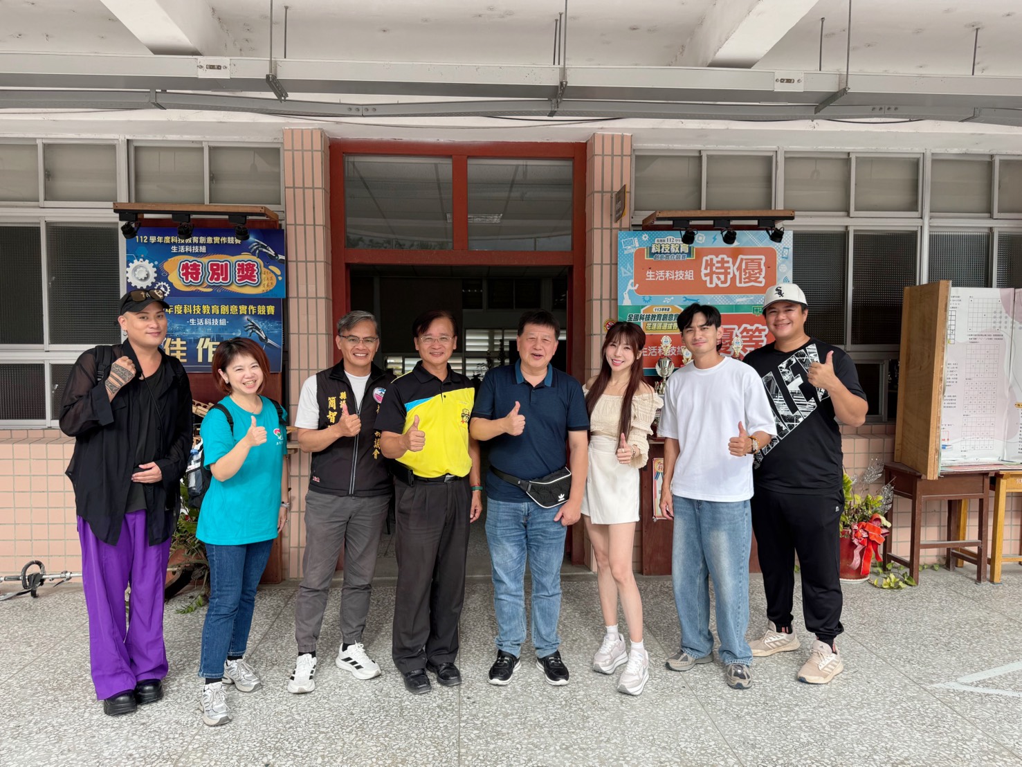 浪凡基金會馬詠睿董事長（右四）在花蓮縣議員簡智隆（左四）陪同下，前進光復國中勘查受災球場，並承諾全力支援重建，讓孩子們的夢想重新從球場出發。