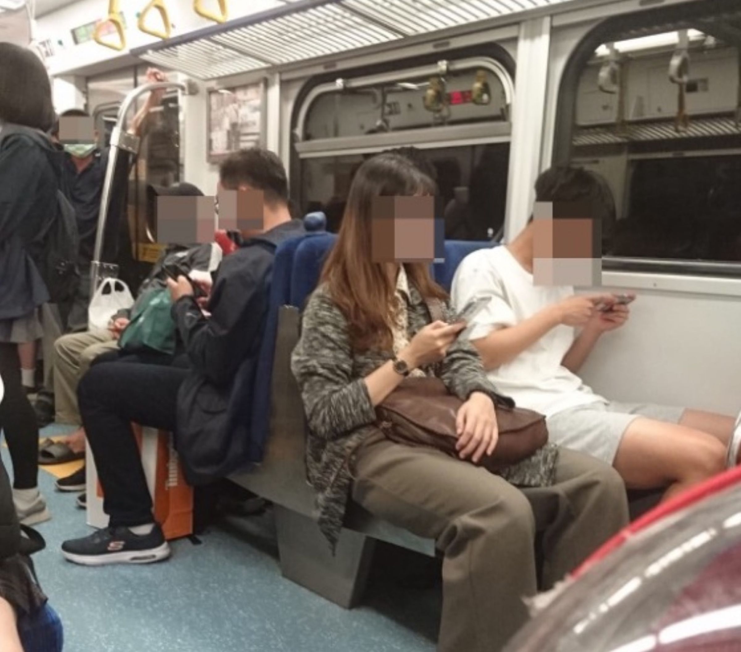 一名網友在臉書發文表示,搭火車遇到一名老伯擅自挪動他的行李,認為對方「已構成竊盜罪」,還發文公審。(翻攝自臉書「爆怨2公社」)
