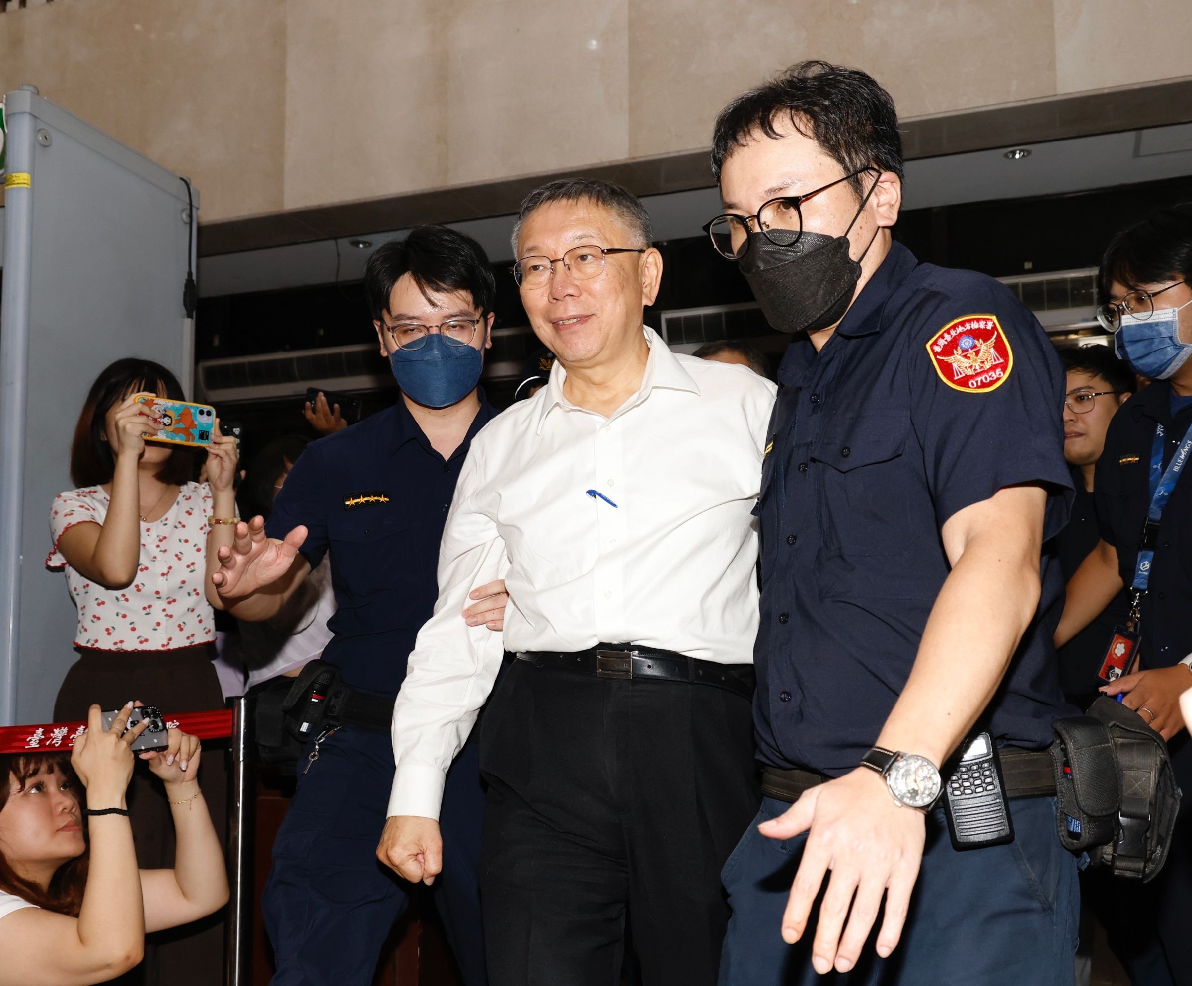 柯文哲被解返北檢後於下午3時許由檢察官繼續複訊,晚間6時許遭北檢聲押禁見。