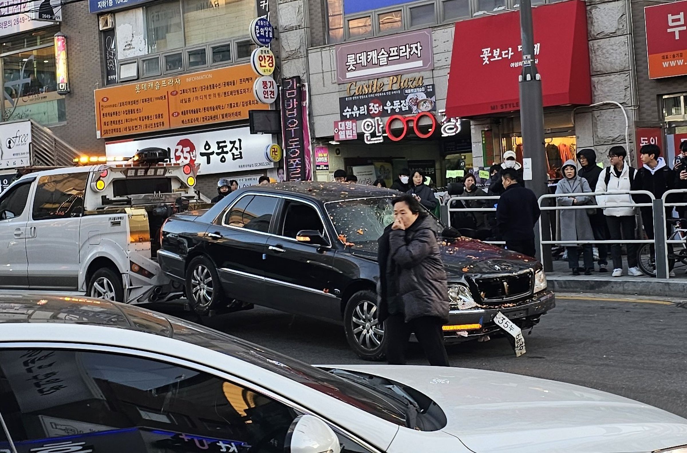 肇事黑色轎車被拖吊車拖走。(翻攝X)
