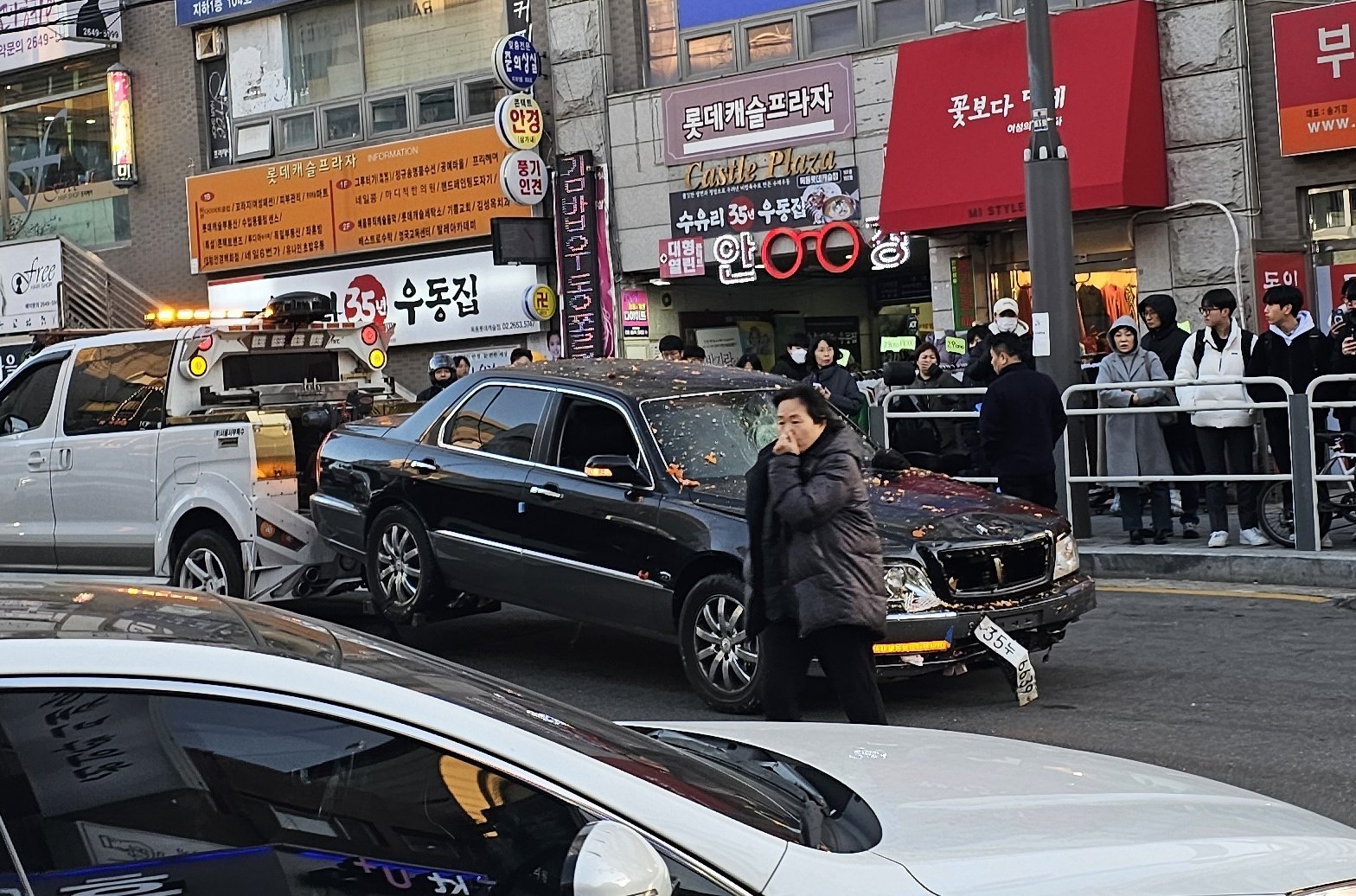 肇事黑色轎車被拖吊車拖走。（翻攝X）