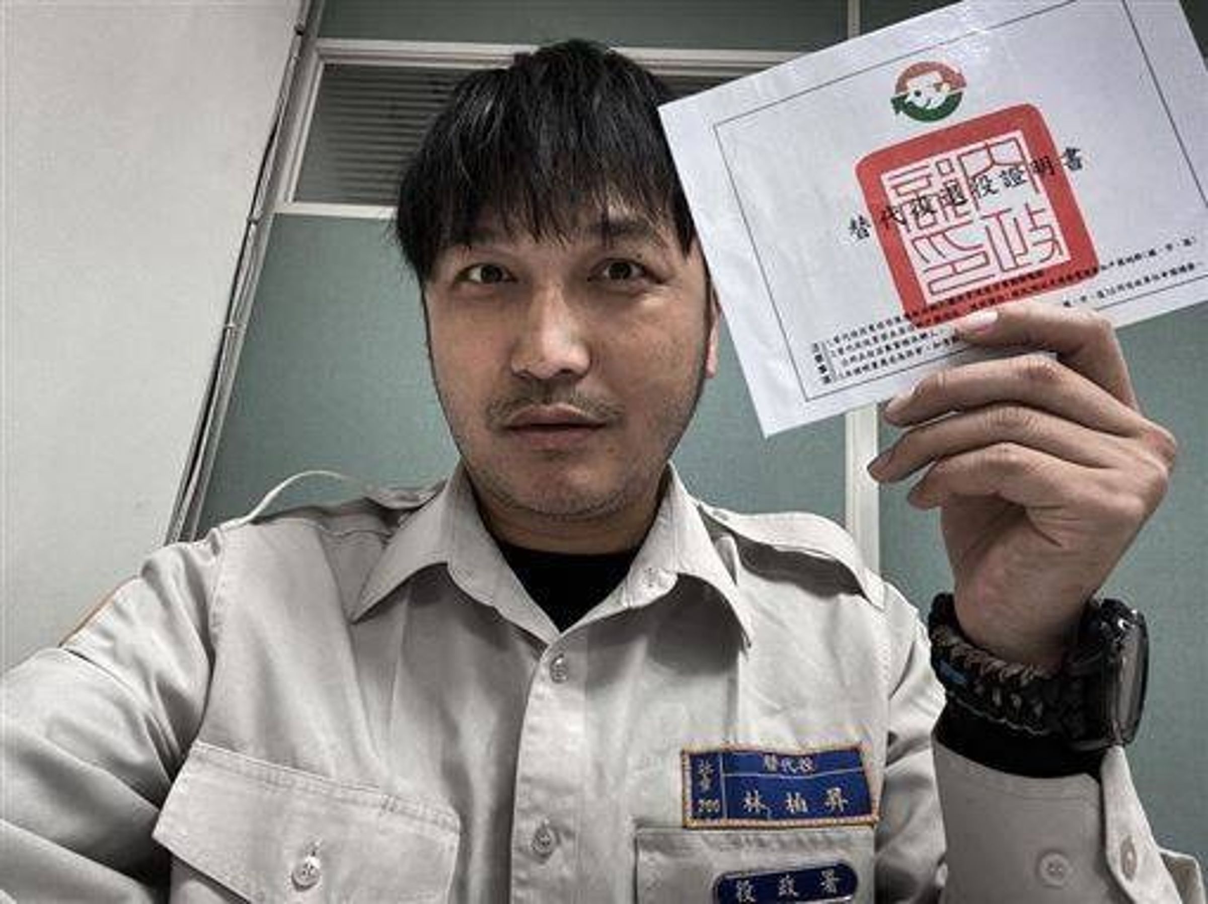 KID在南投服替代役時曾鬧出裸臀騎同袍肩上的脫序行徑,退伍時他在IG貼出退伍令照片,強勢回歸娛樂圈。(翻攝自KID IG)