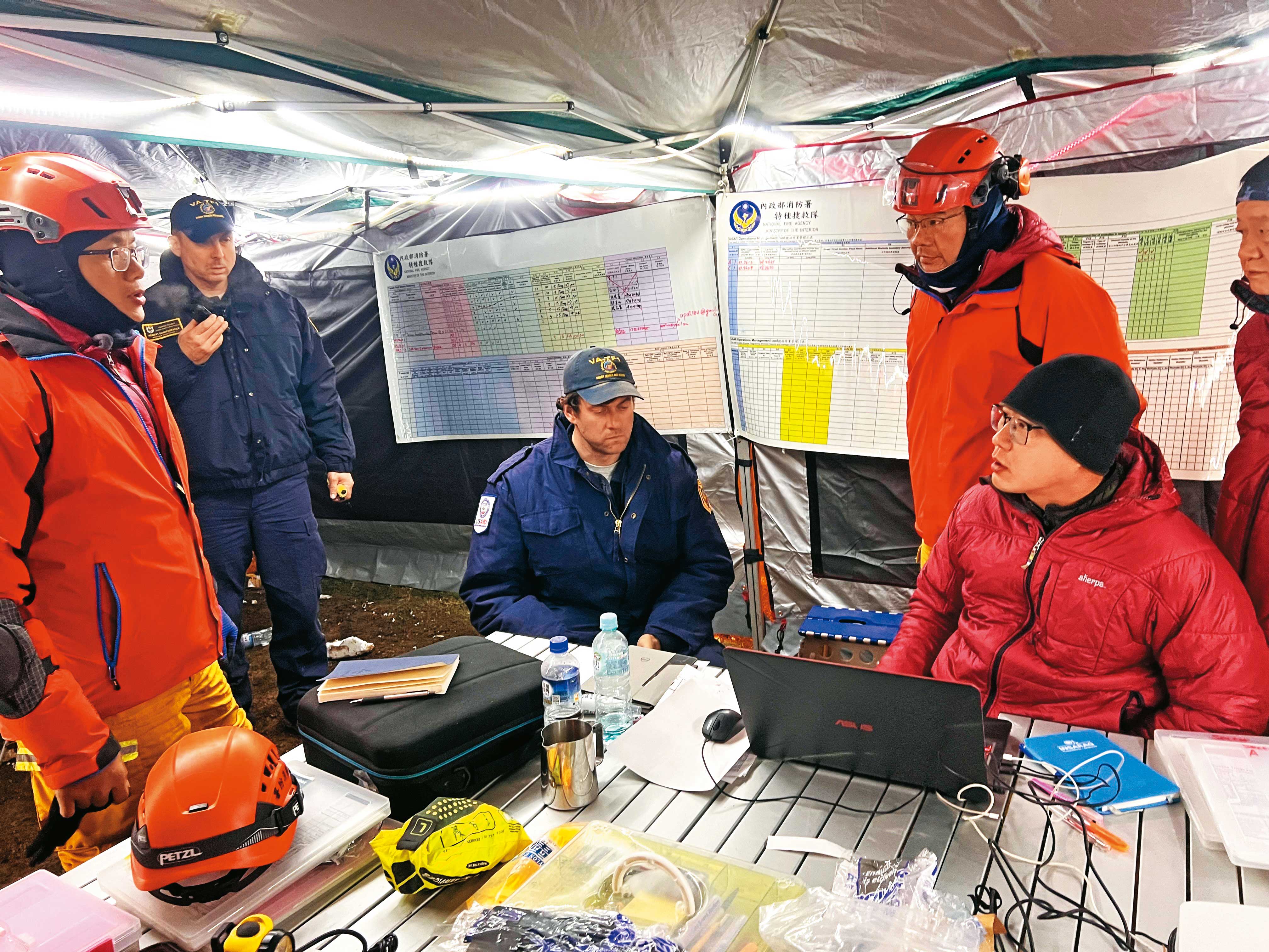 台灣搜救隊在土耳其強震時，率先抵達災區成立指揮中心，把握黃金救援期，隨後與美國協調官進行交接，順利與國際接軌。（消防署提供）