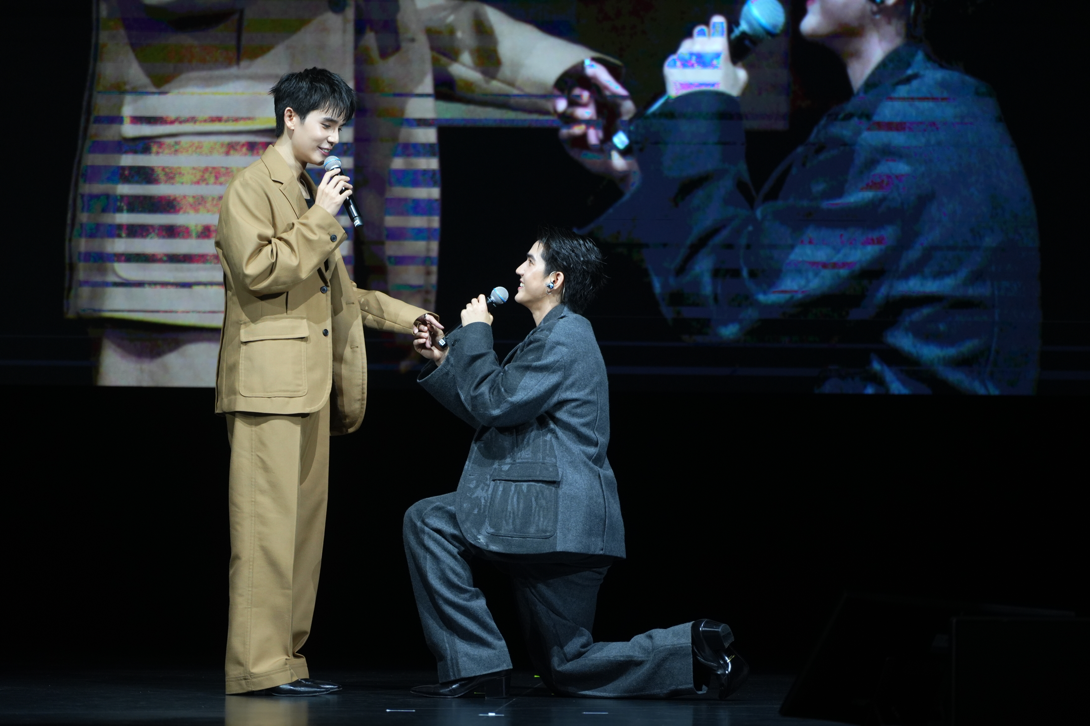 泰星JimmySea今（26日）在見面會重現求婚橋段，交換角色仍讓粉絲尖叫到不行。（無限娛樂提供）