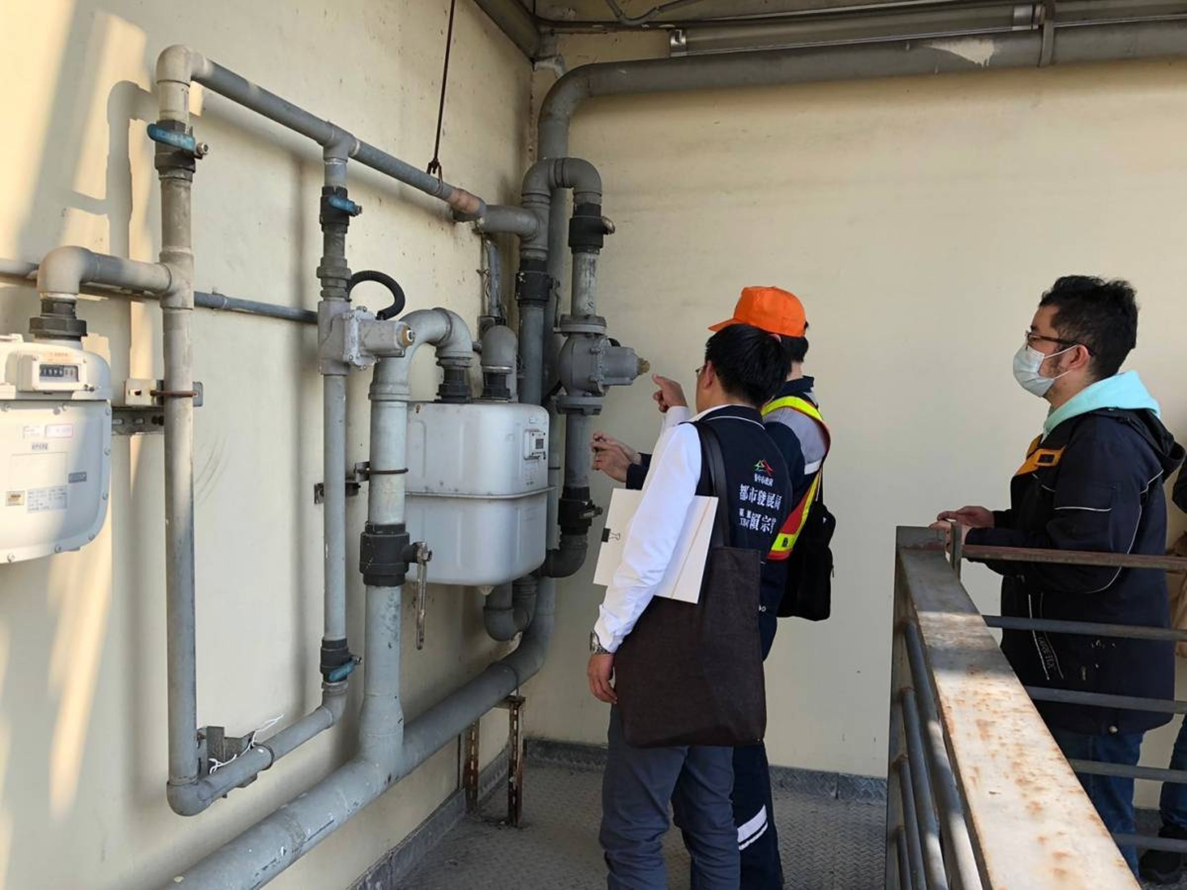 中市府稽查百貨商場第3日查獲5處部分違規，令限期改善。（台中市都發局提供）