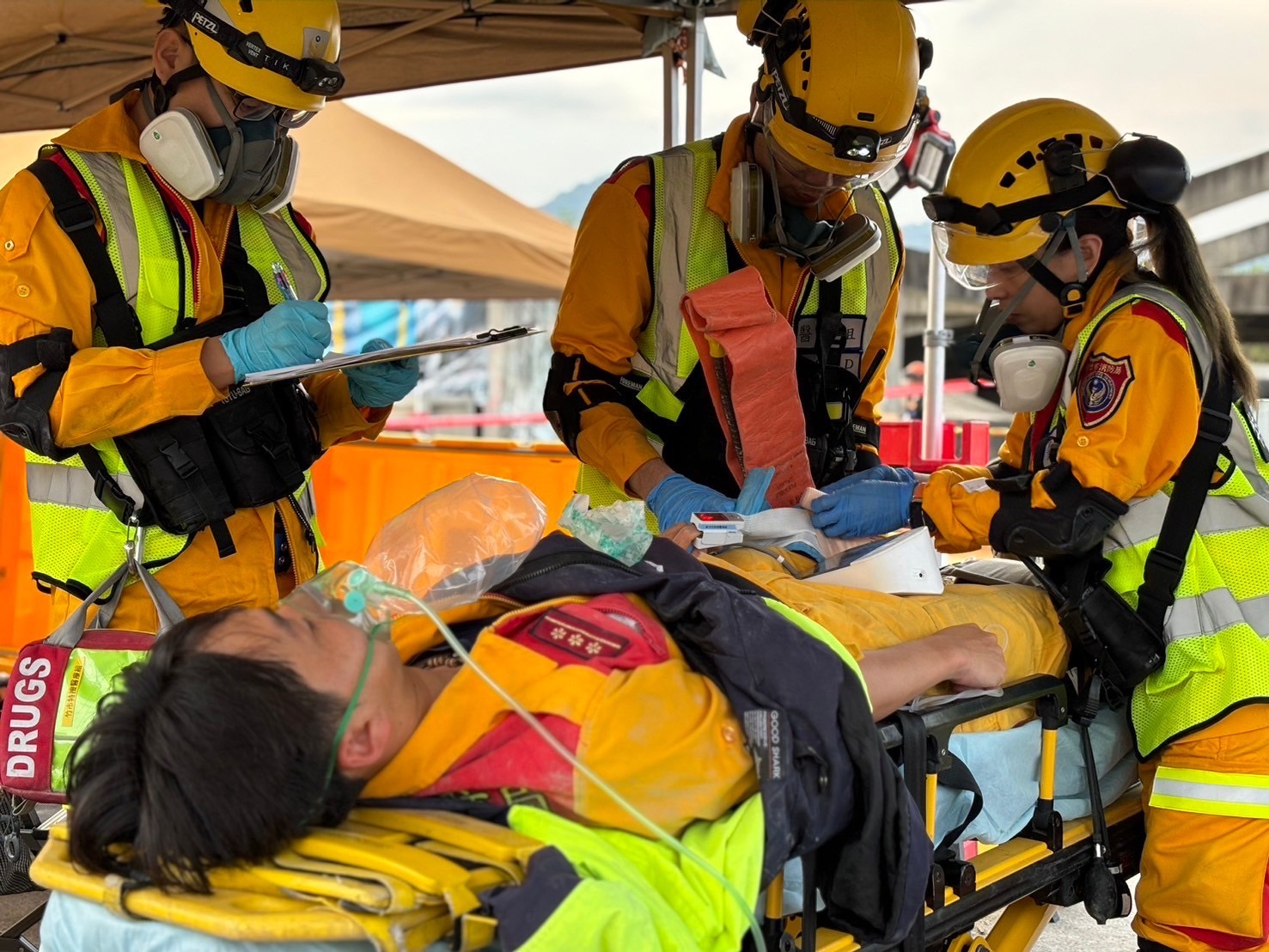 中醫大新竹附醫醫護攜手新竹市消防局，取得國家能力分級認證（NAP）中型搜救隊伍認證。（新竹市消防局提供）