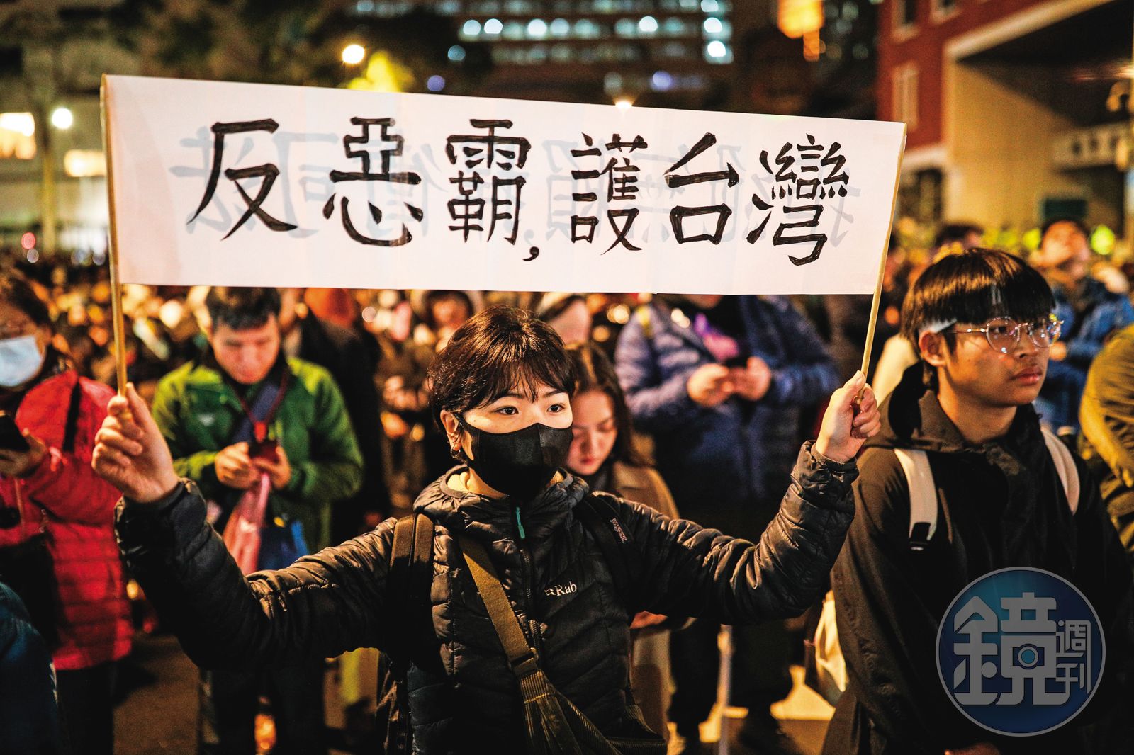 公民團體號召青鳥再起，部分民眾手持反惡霸護台灣標語到場聲援。