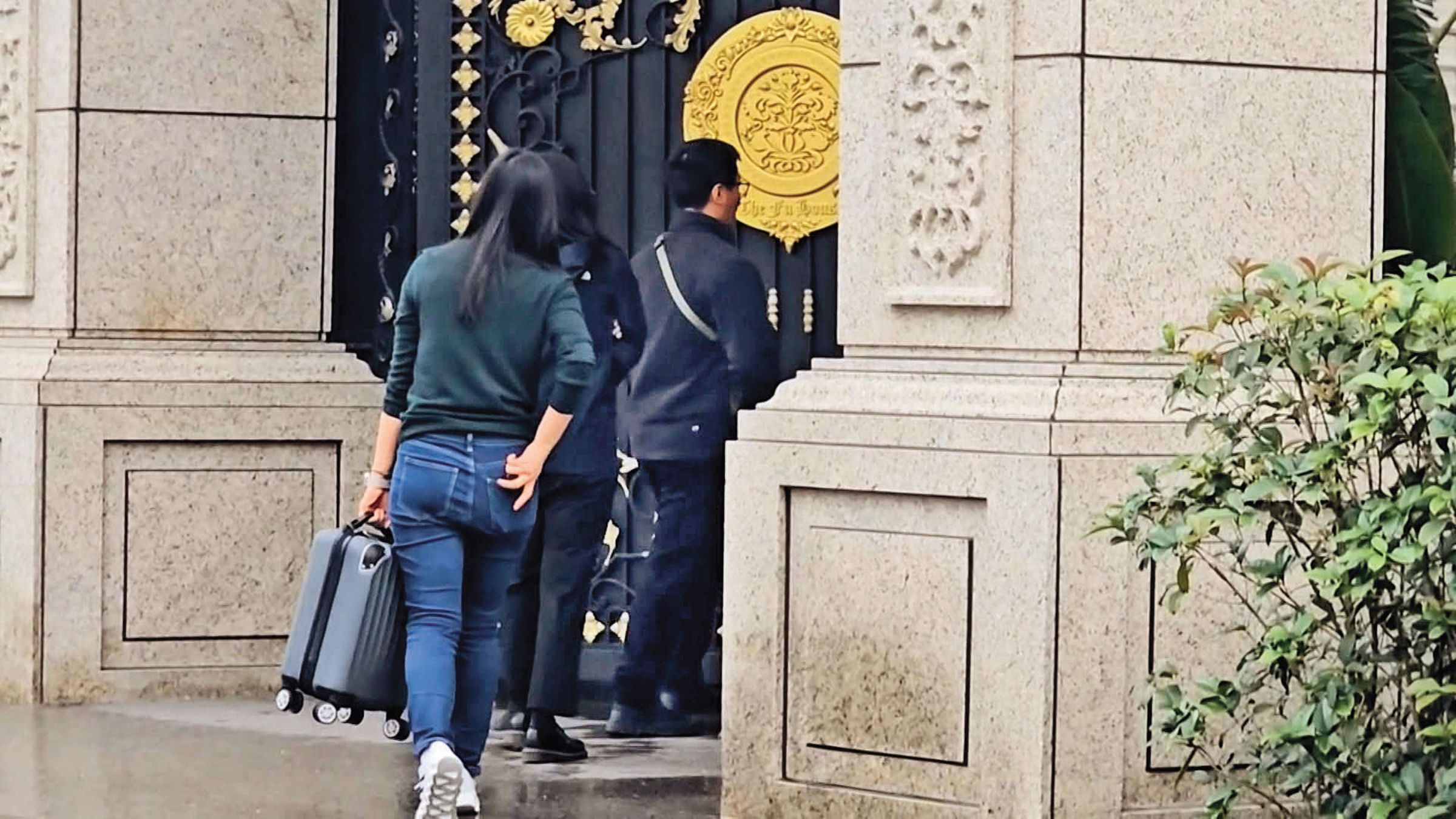 北檢今年3月指揮調查局北機站搜索傅崐萁豪宅旁的員工宿舍,追查競選小物相關金流。(鏡新聞提供)