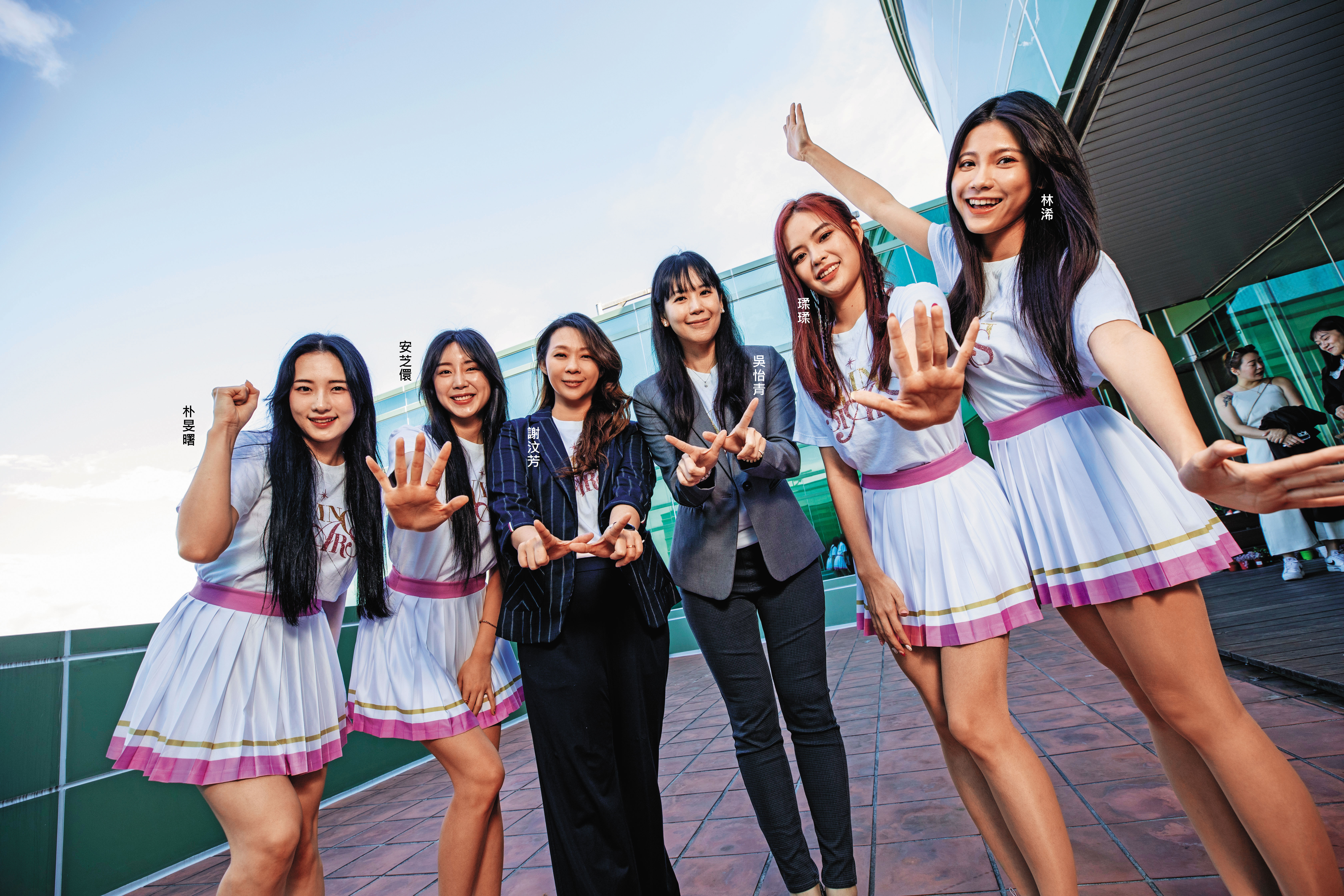 謝汶芳、吳怡青和4位啦啦隊成員一同接受專訪,感情相當融洽。