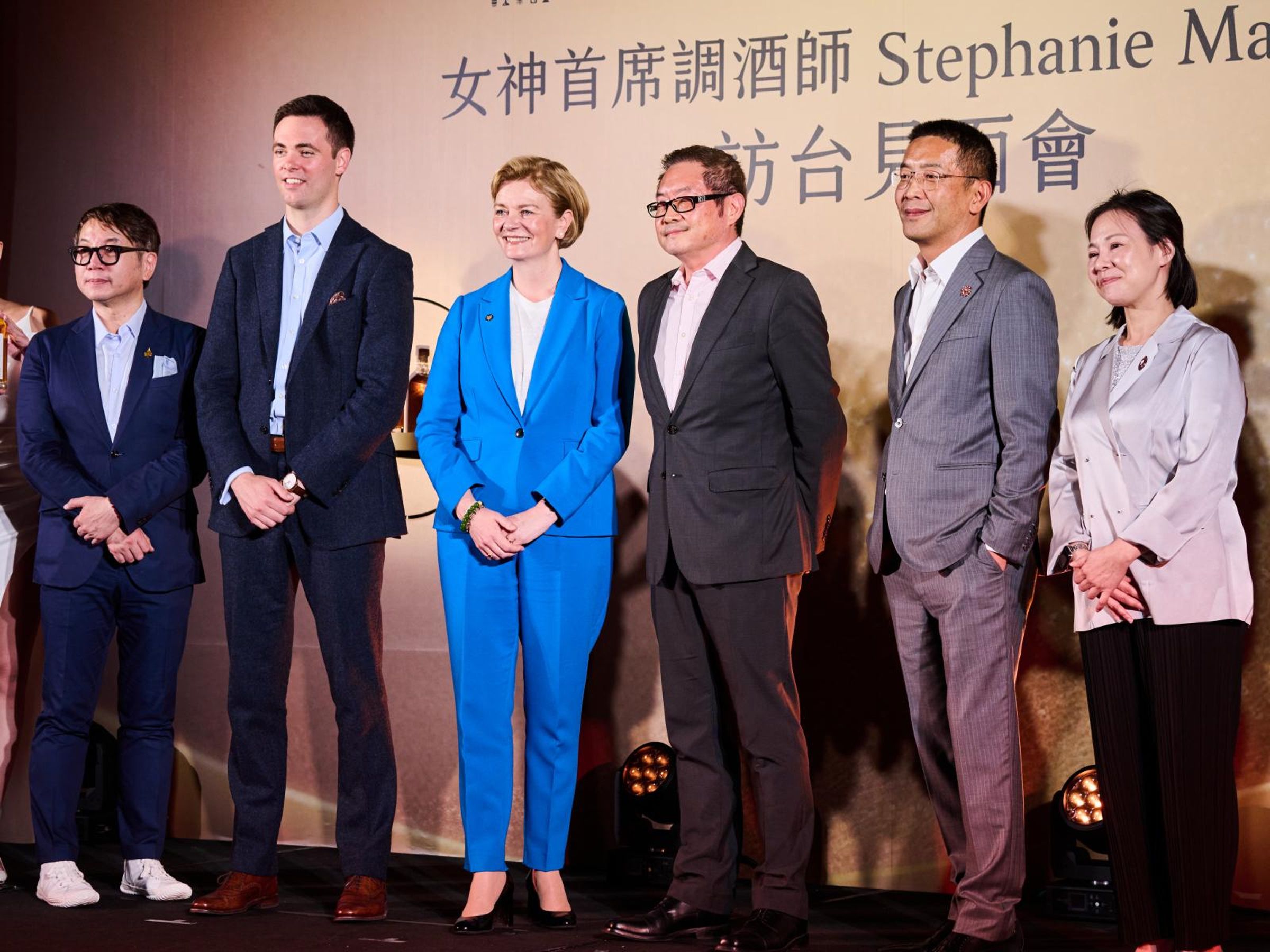 全球第四大烈酒公司百加得集團旗下首席調酒師Stephanie Macleod（左三）與全球品牌大使Matthew Cordiner（左二）日前來台主持媒體見面會與大師講堂活動，掀起威界熱潮。舞台上還有大盛酒品董事總經理張德武（左一）；百加得集團台港澳商務總監江導岷（右三）；喜寶國際董事長夏志國 （右二）；喜寶國際總經理黃筠珊（右一）。