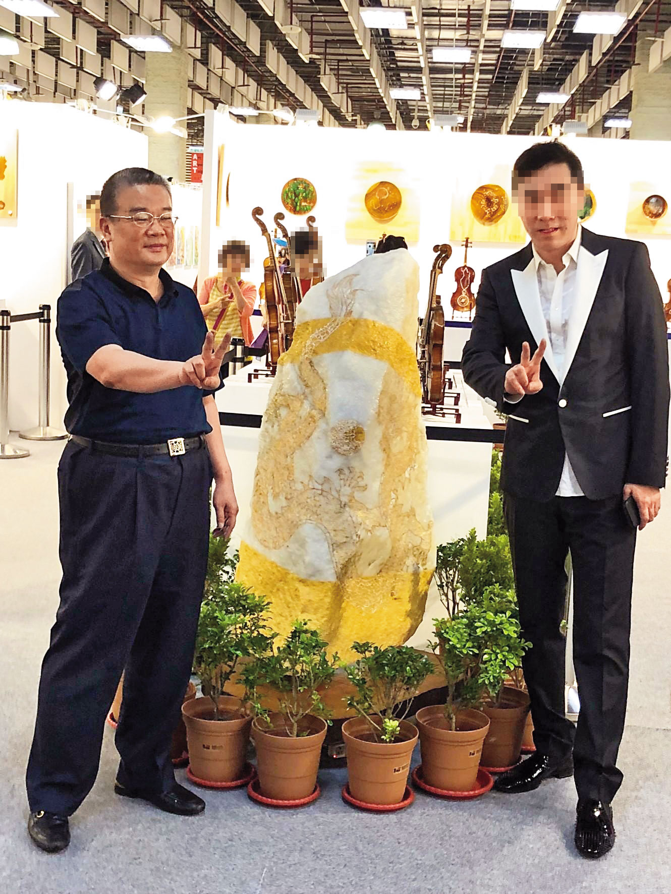 李善單（左）因嗜賭，至少積欠賭債10億元，曾透過中國商人龍長生（右）借款賭博，迄今每月需償還新濠博亞（澳門）股份有限公司新台幣250萬元。（讀者提供）