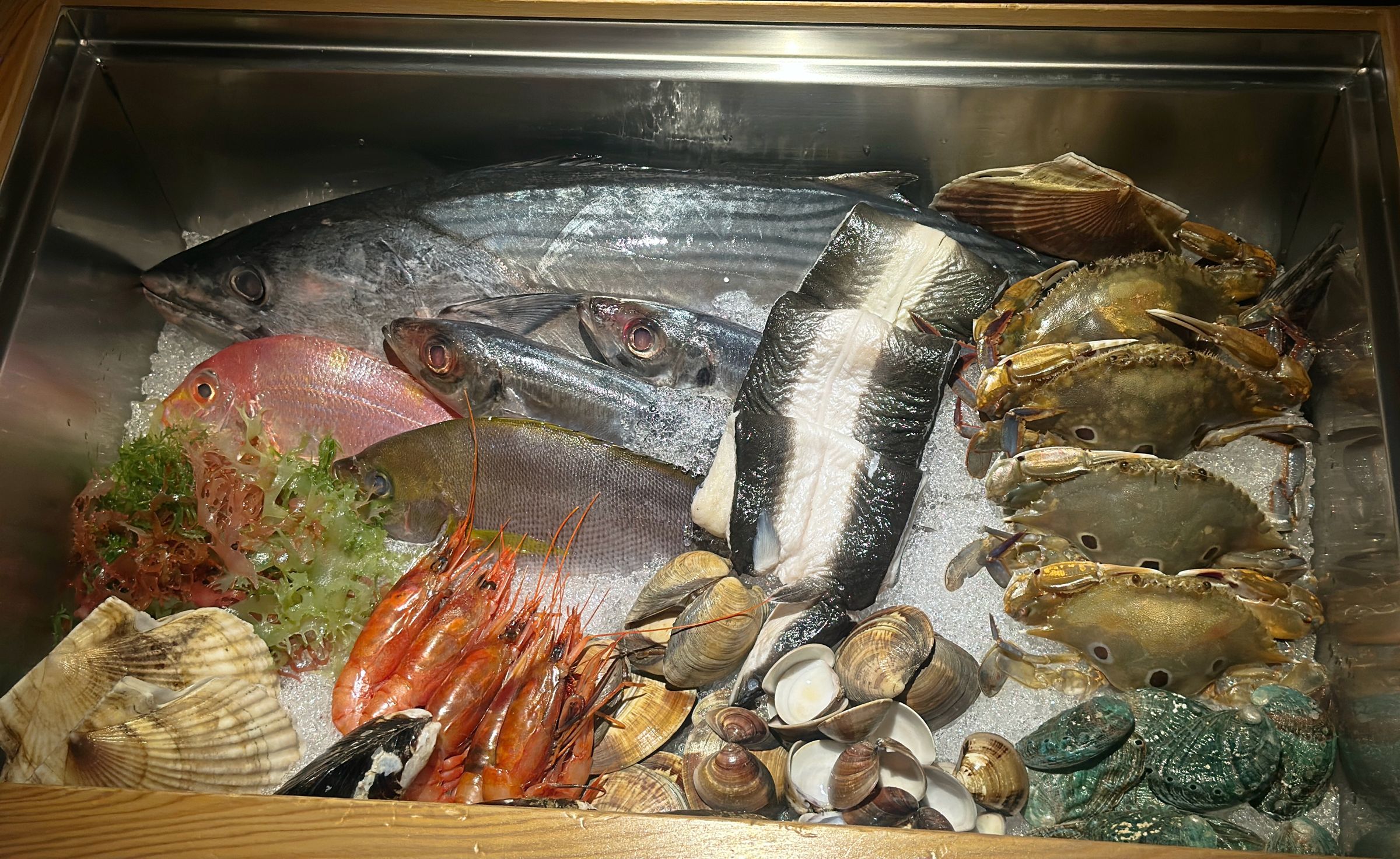 當日餐點中品嘗到的食材，都可在海鮮箱中找到身影。