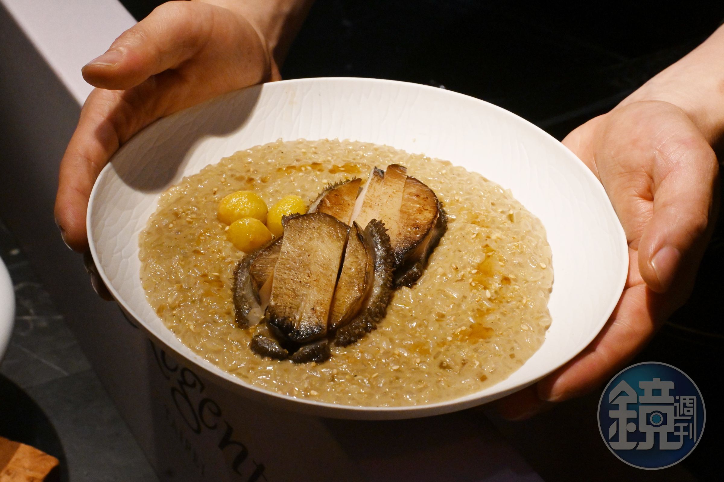 「鮑魚糯米燉飯」以糯米取代白米燉煮,呈現Q彈帶嚼勁的口感。(1,580元/份)