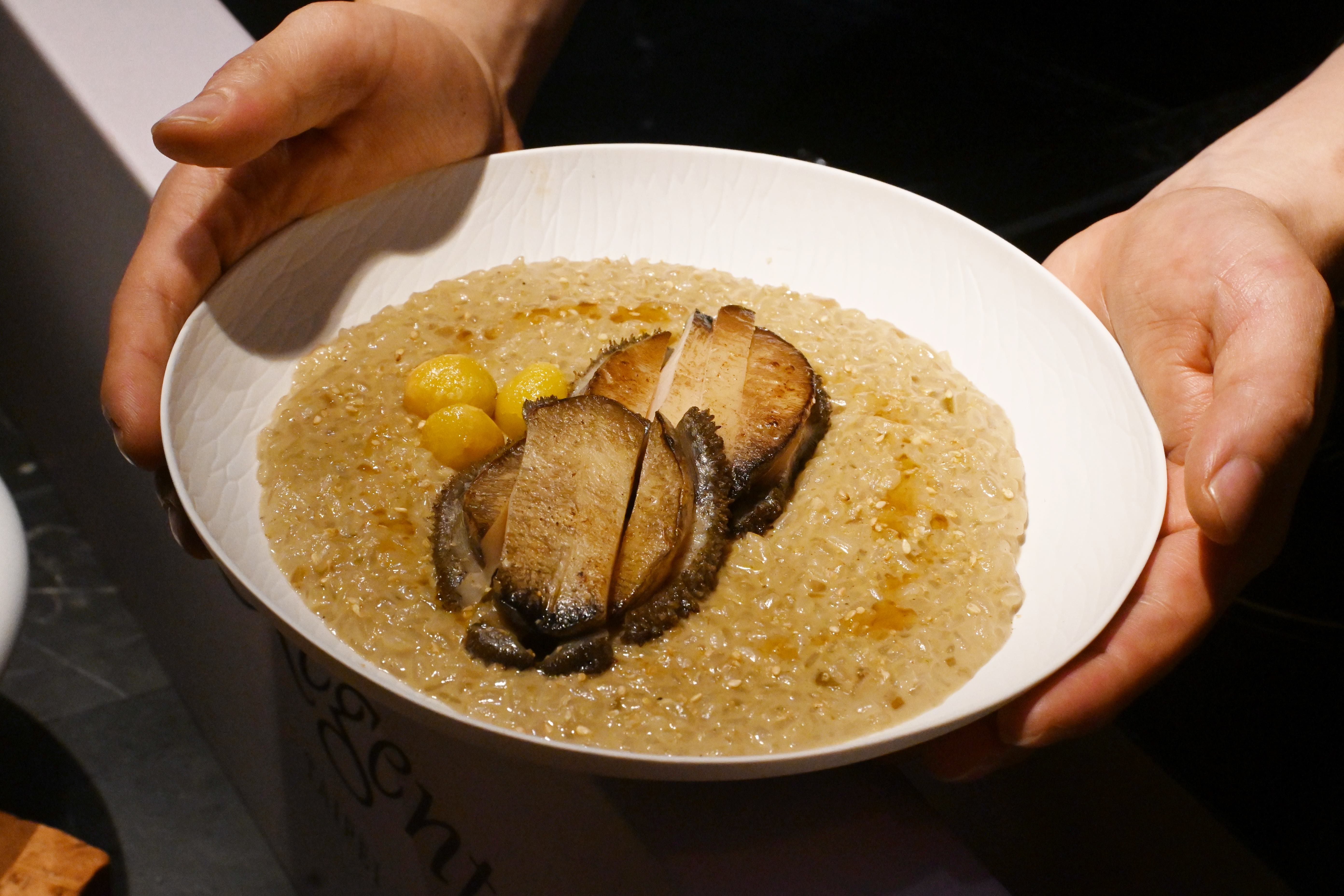 「鮑魚糯米燉飯」以糯米取代白米燉煮,呈現Q彈帶嚼勁的口感。(1,580元/份)