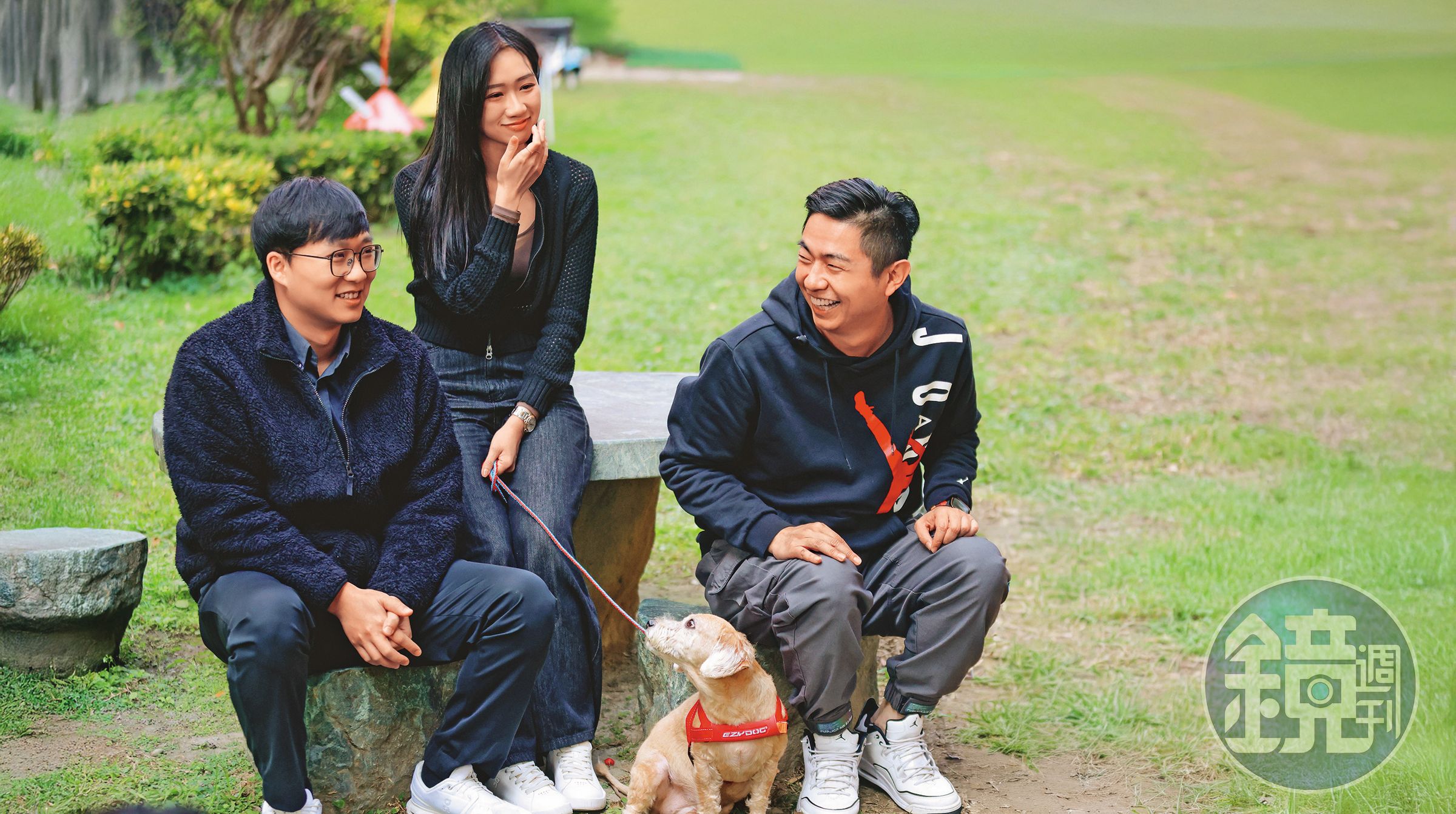 小倢(左二)工作忙碌,平日照顧夏米(右二)的責任落在弟弟(左一)身上,但夏米一見主人,卻眼睛盯着不放,就怕小倢不見了。