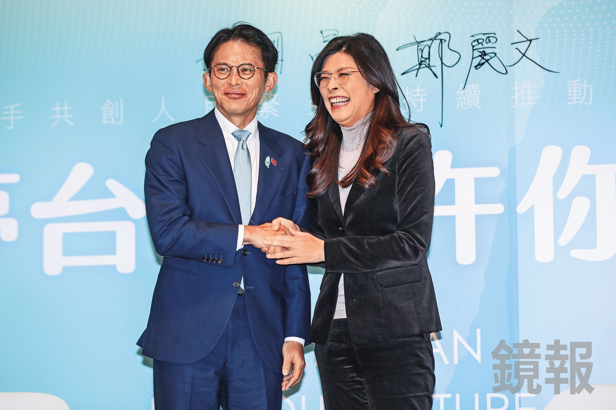 國民黨主席鄭麗文（右）、民眾黨主席黃國昌（左）14日宣布藍白共同政見，兩陣營縣市長整合已進入深水區。（鏡報鄒保祥）