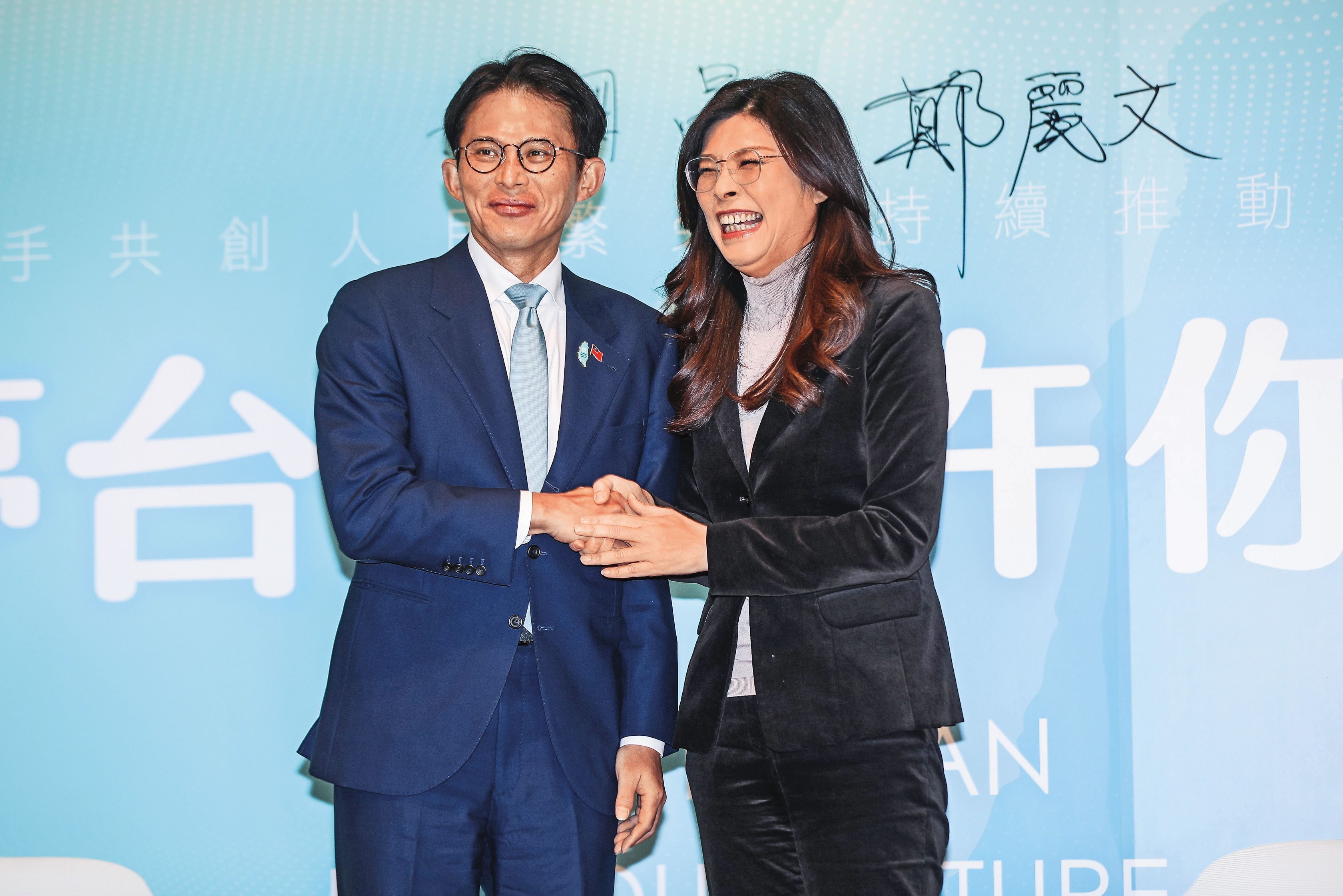 國民黨主席鄭麗文（右）、民眾黨主席黃國昌（左）14日宣布藍白共同政見，兩陣營縣市長整合已進入深水區。（鏡報鄒保祥）