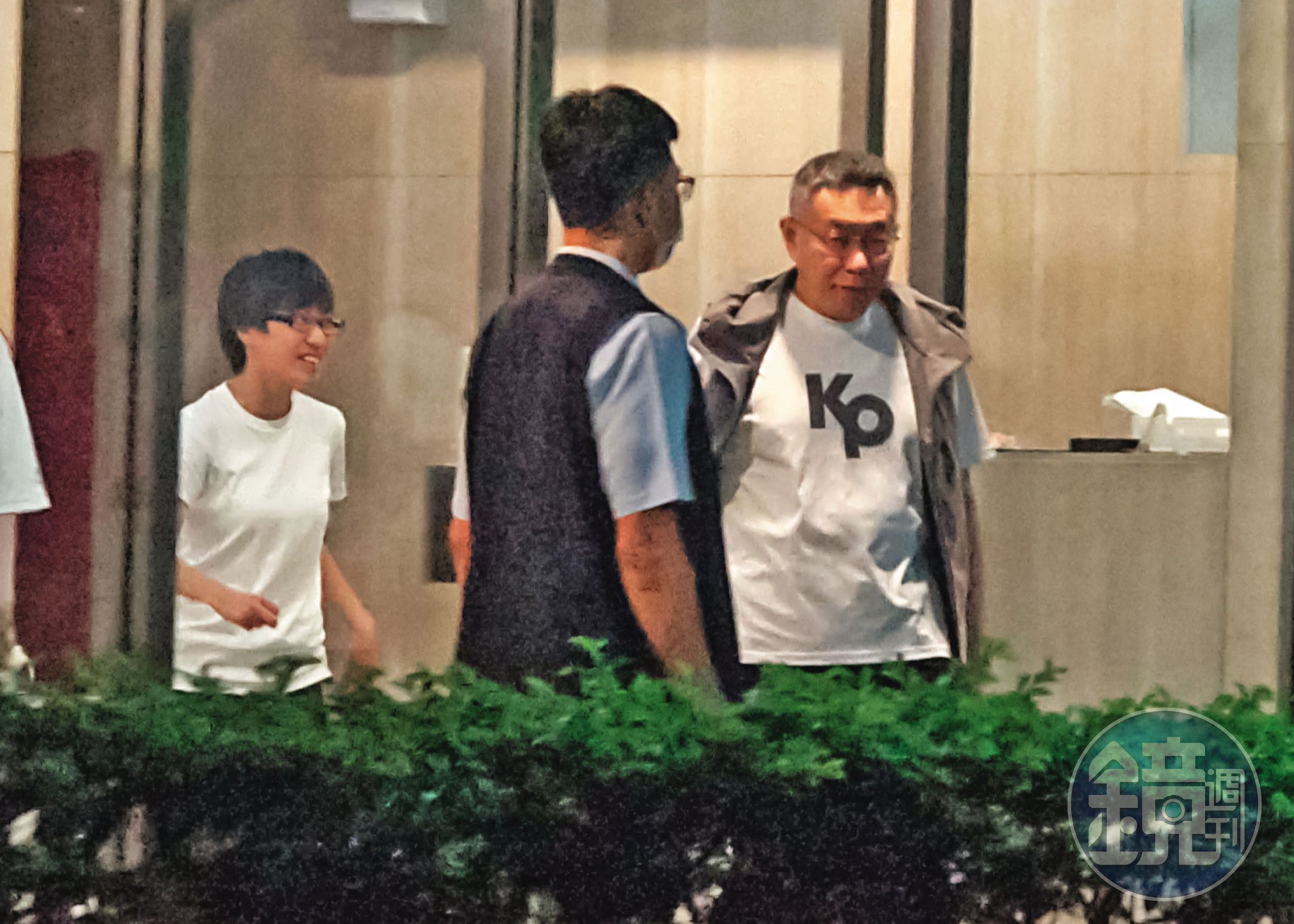 本刊直擊，柯文哲（右）密會永豐銀前總經理張晉源約1小時，後由許芷瑜（左）陪同下樓。